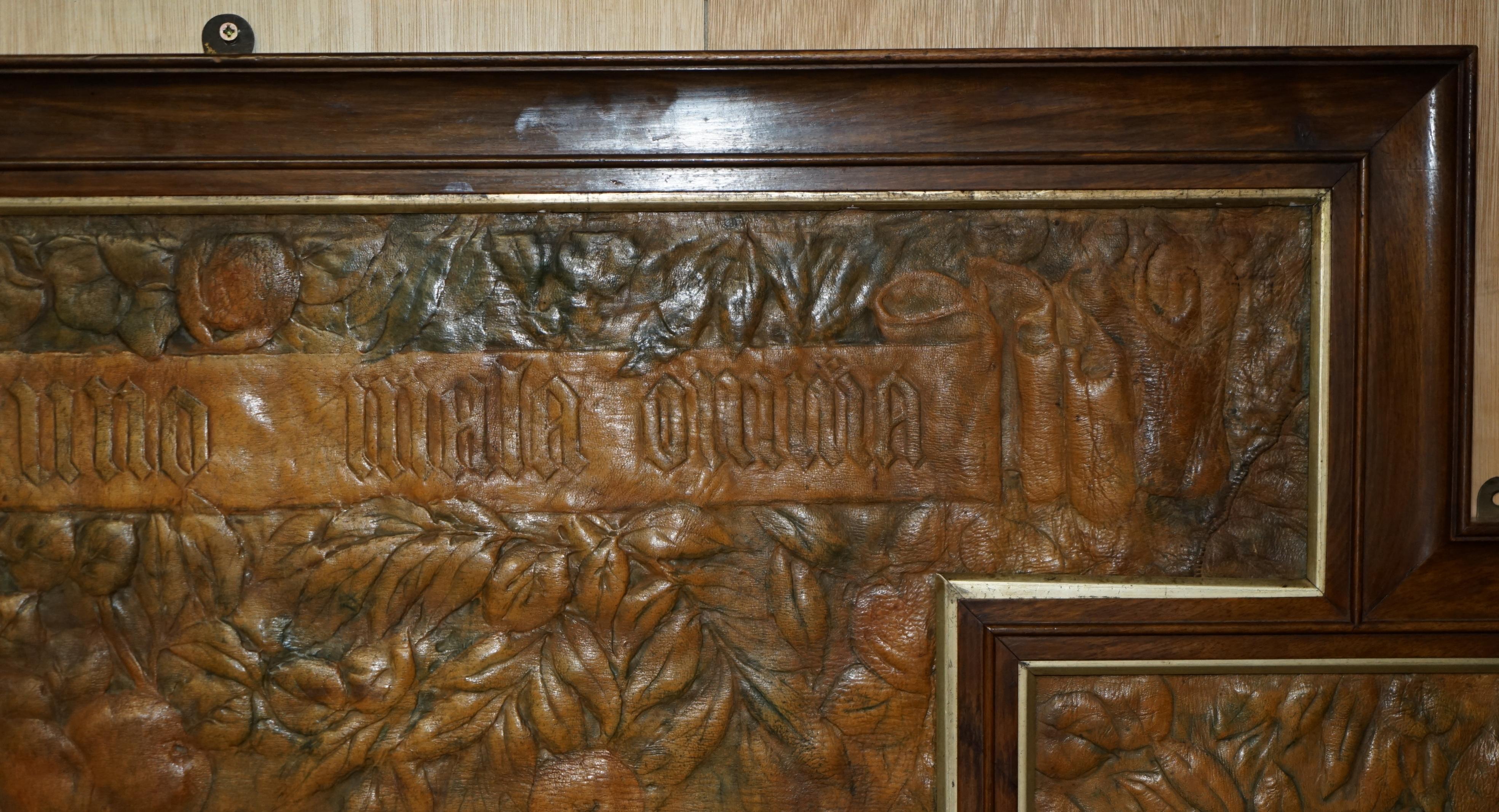 ORiGINAL 1912 ADA NEVILLE-ROLFE LEATHER EMBOSSED ART NOUVEAU HARDWOOD WALL PANEL (Leder) im Angebot