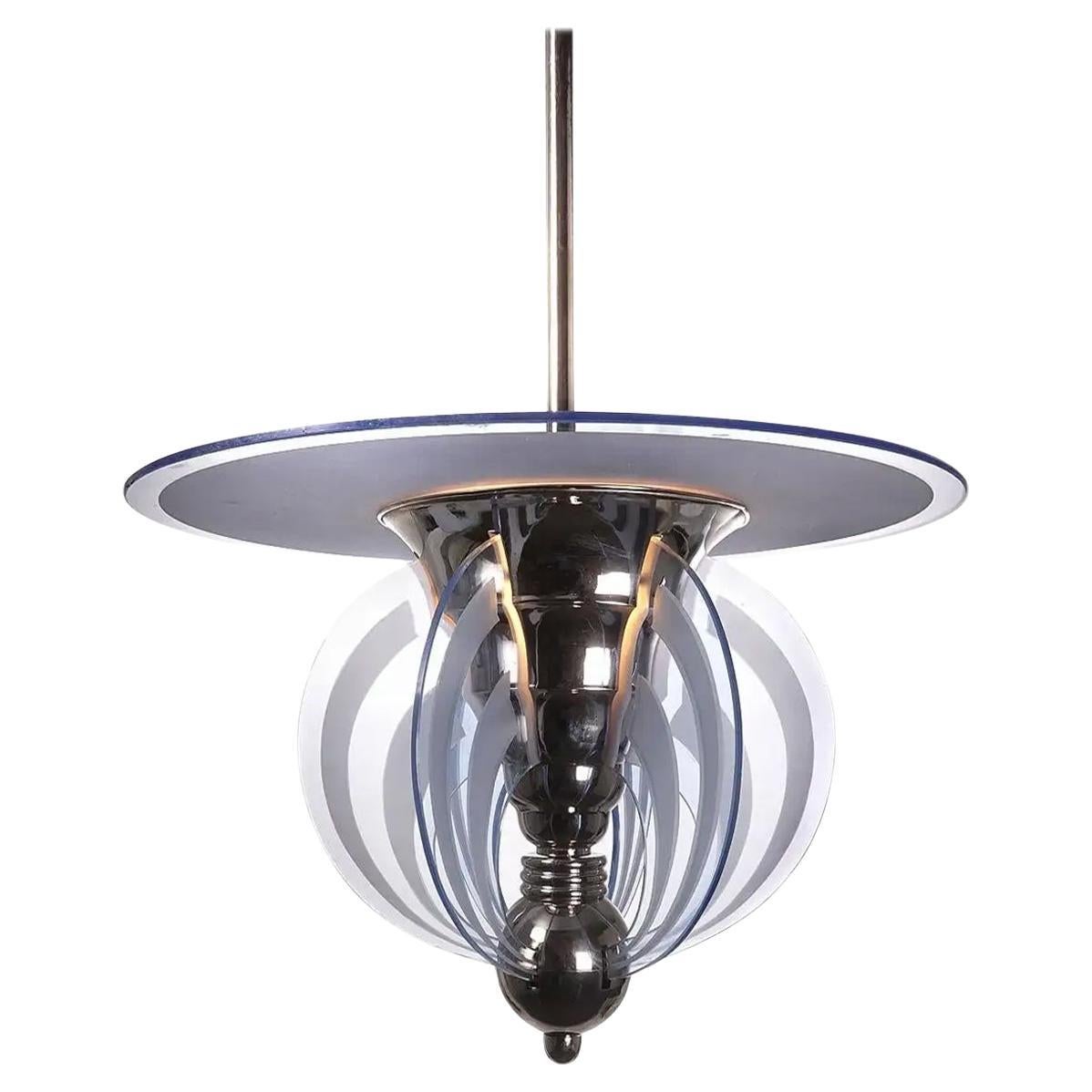 Questo sorprendente  Il lampadario modernista francese Art Deco è attribuito alla Maison Petitot di Parigi, circa 1920. Questo straordinario pezzo è caratterizzato da un'imponente cornice in metallo cromato e da sei placche di vetro verticali, oltre