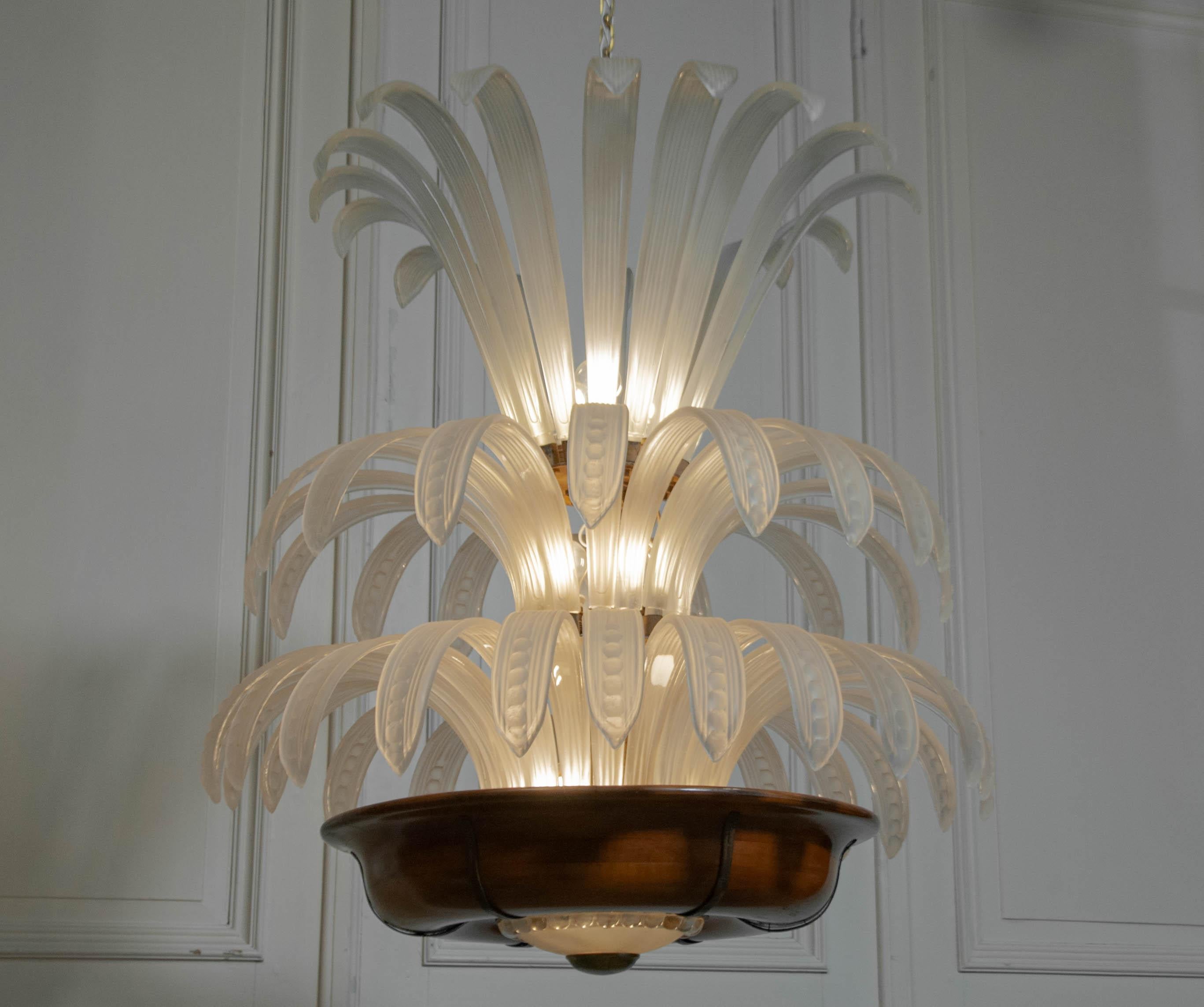 Ein seltener und völlig originaler Jugendstil-Kronleuchter aus den 1920er Jahren mit einer auffälligen Hollywood-Regency-Ästhetik. Dieses exquisite dreistufige Stück zeichnet sich durch elegant geschwungene Art-Glass-Blätter aus, die eine