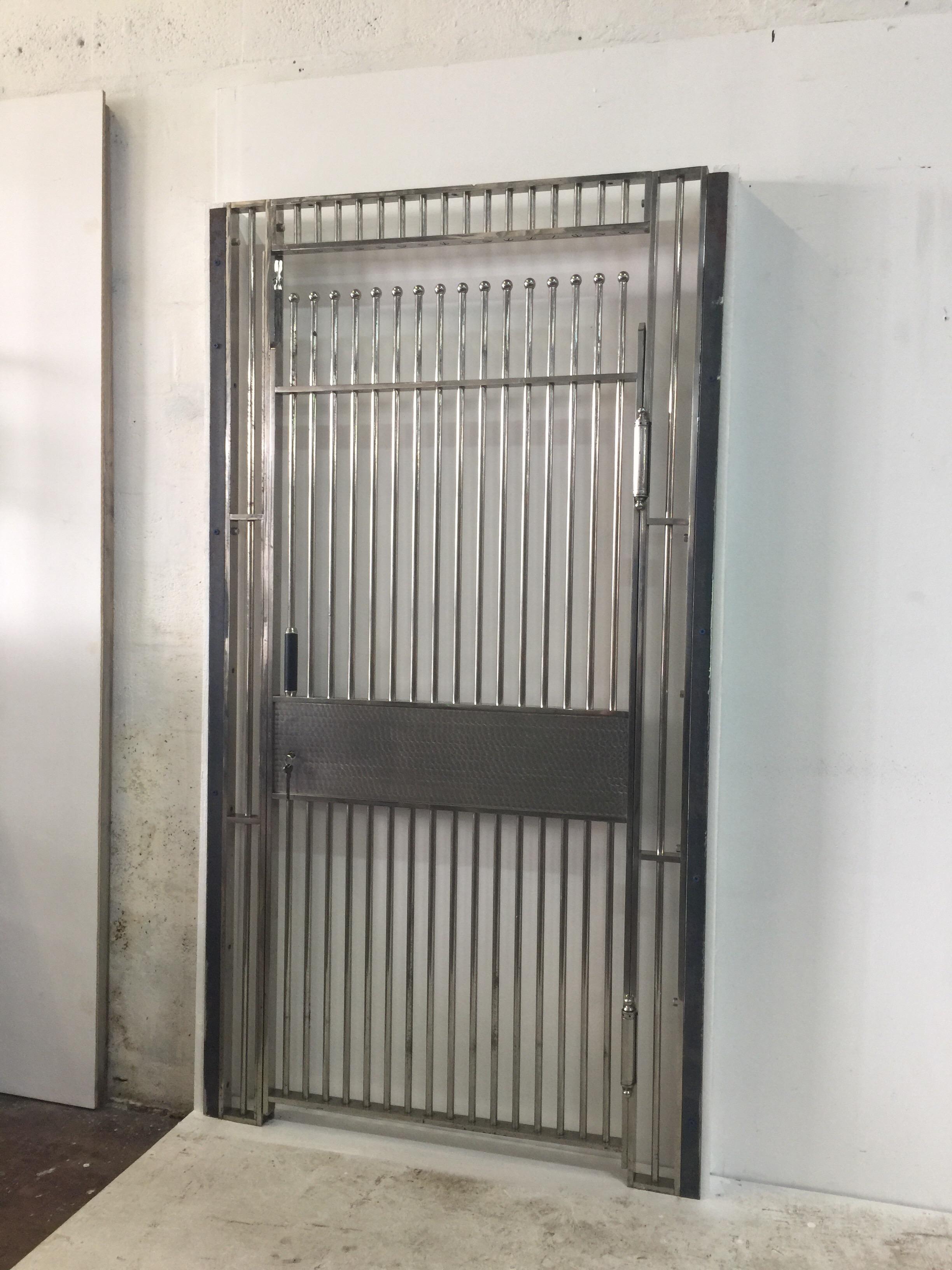 Provenant d'une banque de Manhattan:: cette porte/barrière de coffre-fort bancaire en acier extrêmement lourd et solide peut être facilement installée. Le cadre d'origine pour le montage et les clés d'origine sont inclus. Parfait pour une