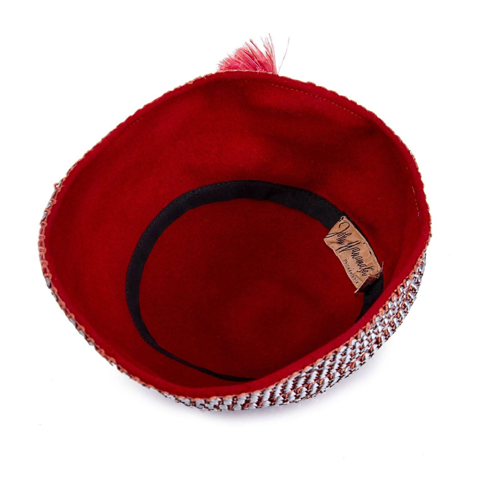 Original 1920er Jahre Flapper Cloche Hut mit Metall Raffia weben und Feder trimmen (Braun) im Angebot