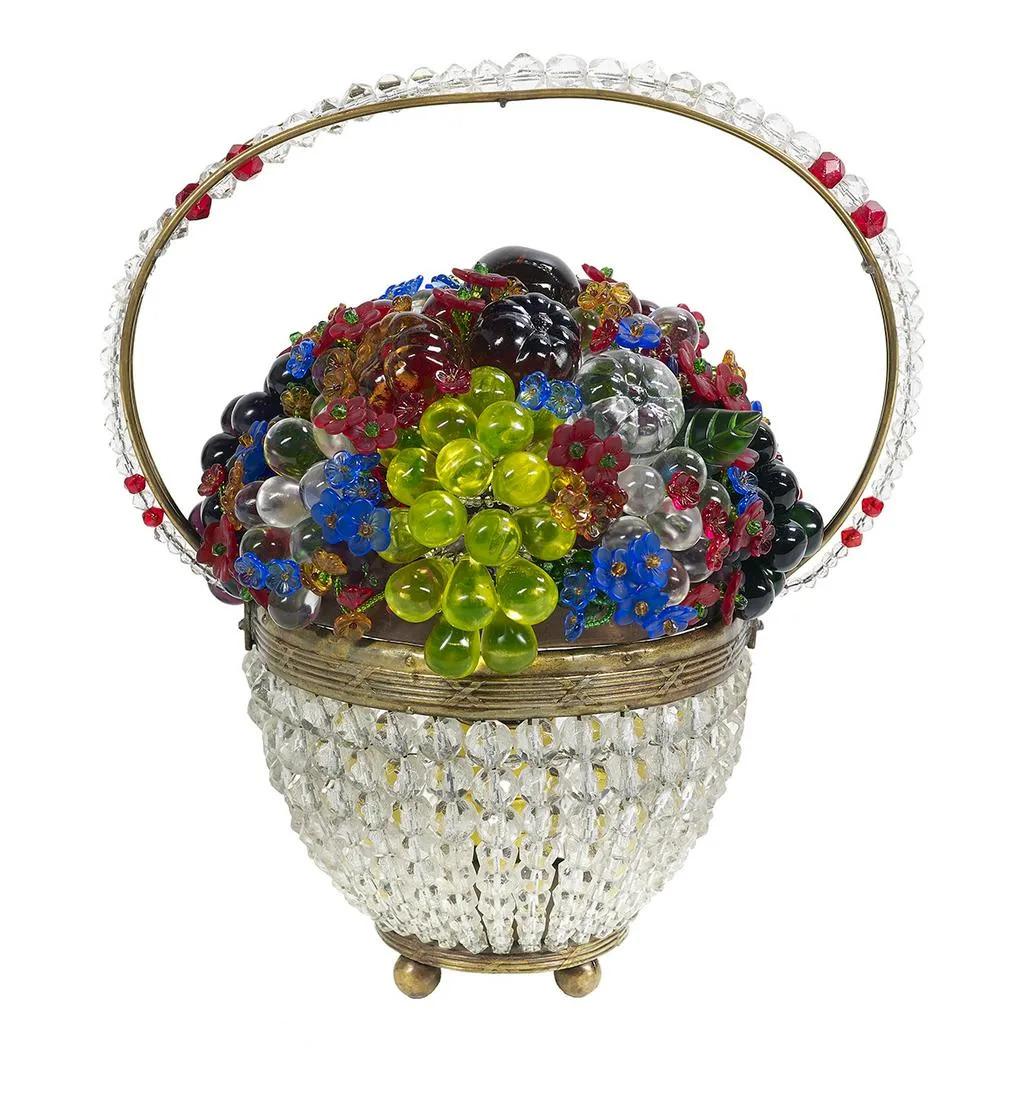 Magnifique lampe à fruits en verre perlé de Bohème tchécoslovaque, circa 1920. Panier circulaire orné en forme de cercueil, avec des formes florales en relief à l'extérieur, et des fruits en verre colorés. Magnifiquement éclairé par une lampe
