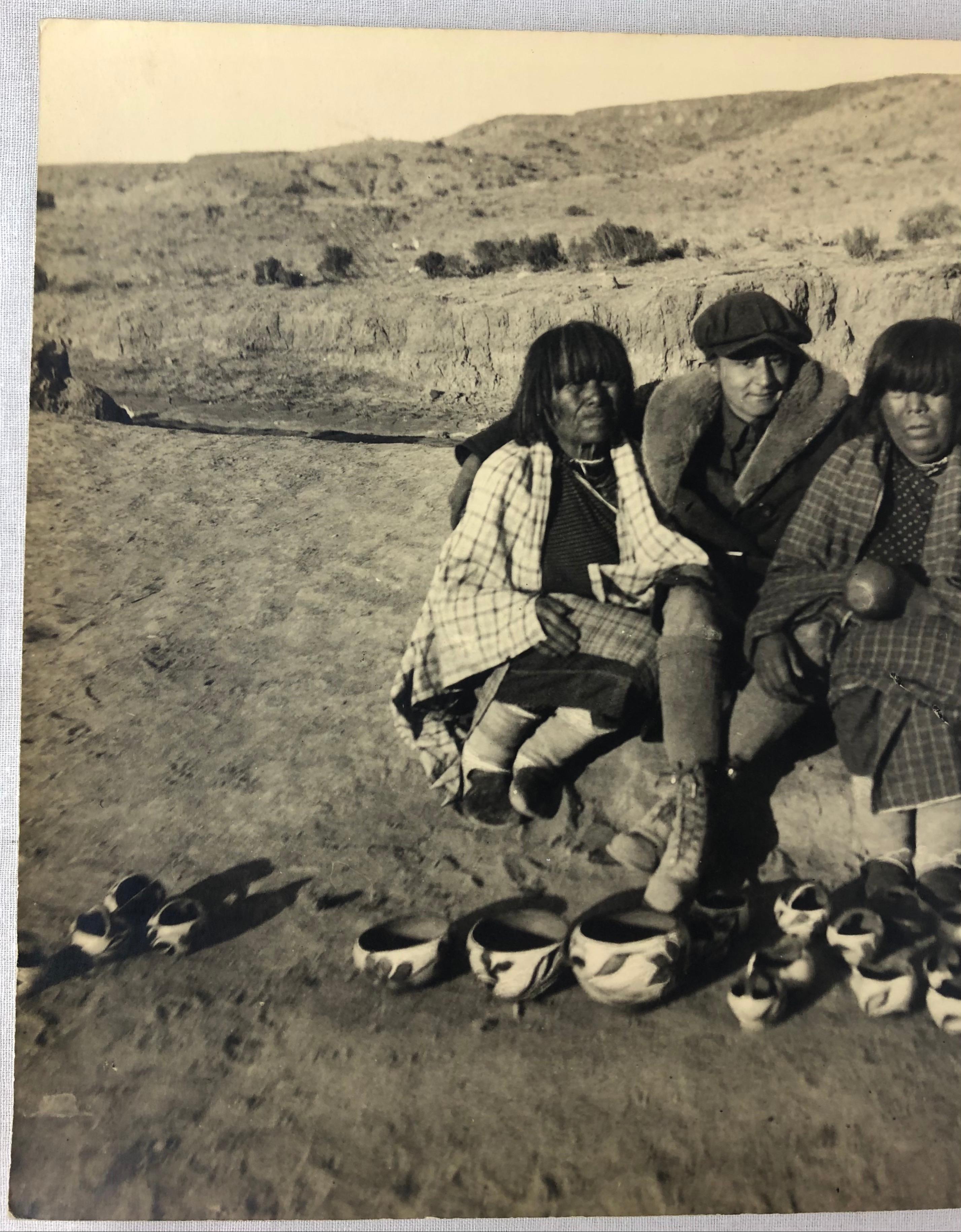 20ième siècle Photographie historique en noir et blanc de fabricants de poteries Navajo.  en vente