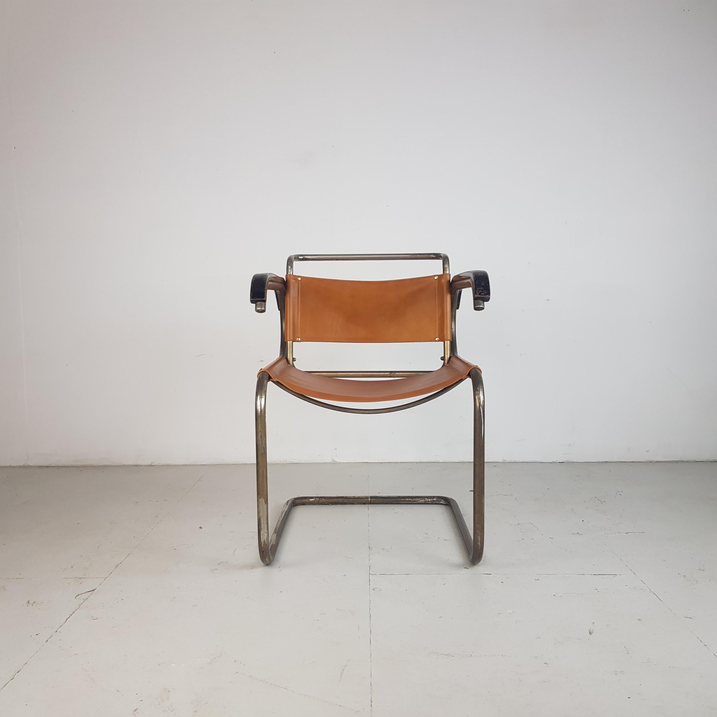 Very special circa 1929-1932 Marcel Breuer B46 variant armchair manufactured by Thonet, Sidam. One of 20 made for use in the Hotel Metropole, Brussels.
Tubular frame with leather seat. 

In very good vintage condition. The leather has been