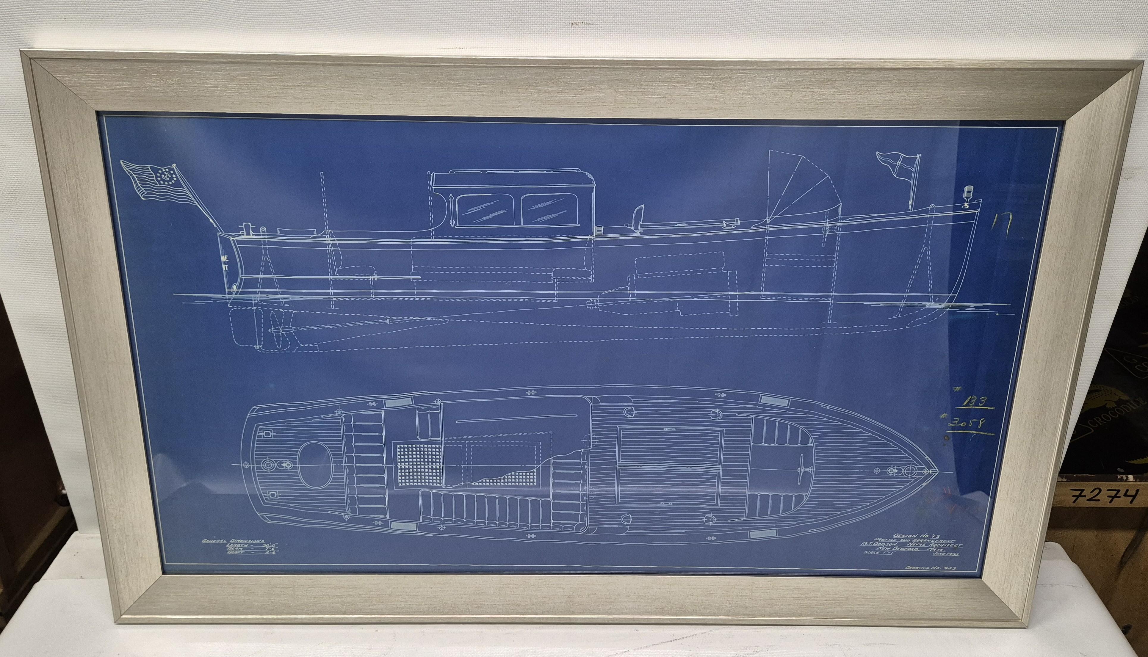 Plano de alta calidad de una lancha motora de B.T. Dobson, arquitecto naval de New Bedford, Mass. La embarcación tiene techo de salón, bancos, bañera de proa con puesto de gobierno, rejilla en el suelo, accesorios, etc. El plano parece incluir una