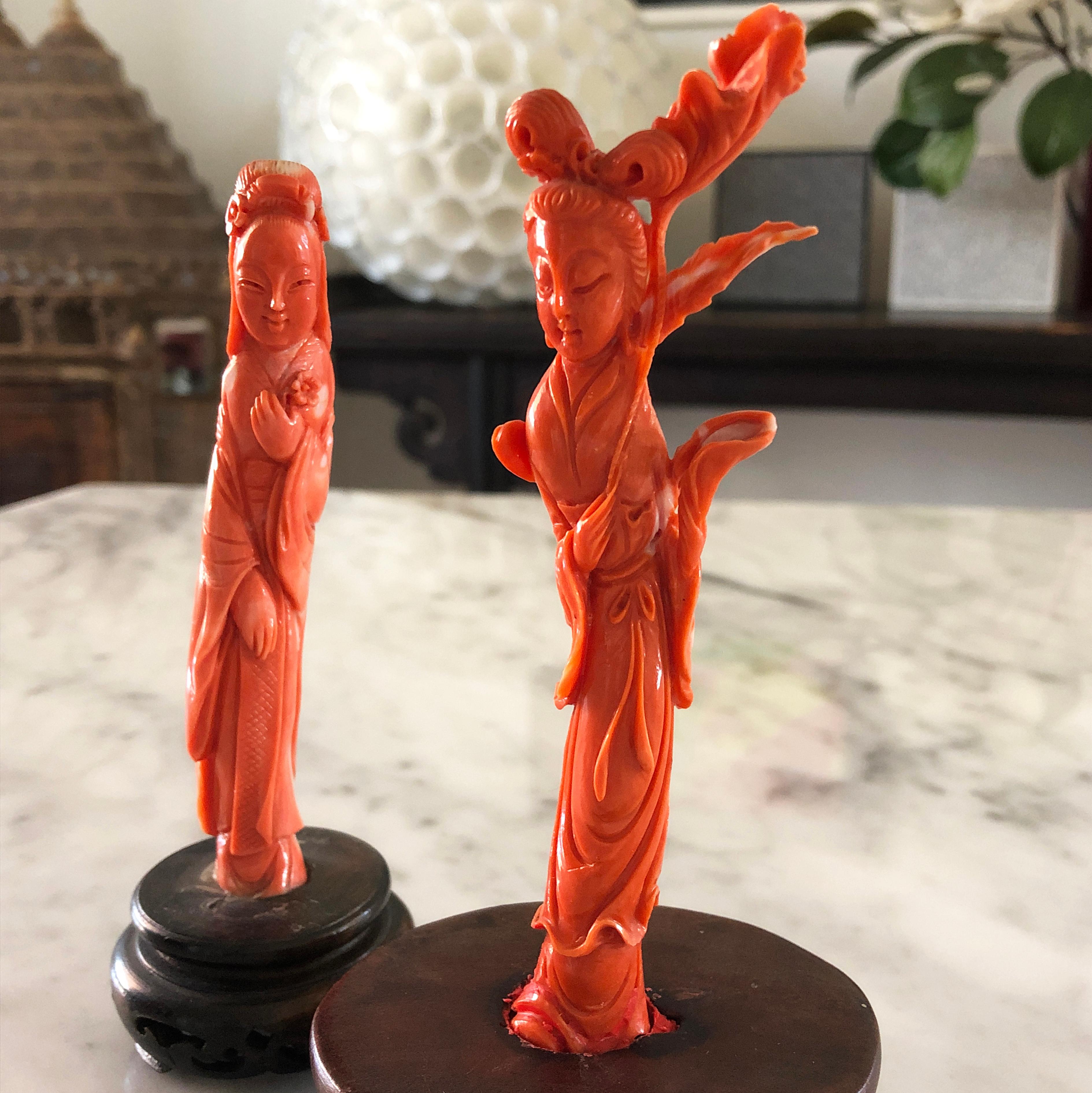 One-of-a-kind, Original 1930, Chinese Export Natural Midway Coral Two Dames Skulpturen. Hand Carving und Gravur Arbeit ist schön knackig und detailliert.
Dieses einzigartige Set befindet sich noch in einem ausgezeichneten Zustand.
Mit Holzständer