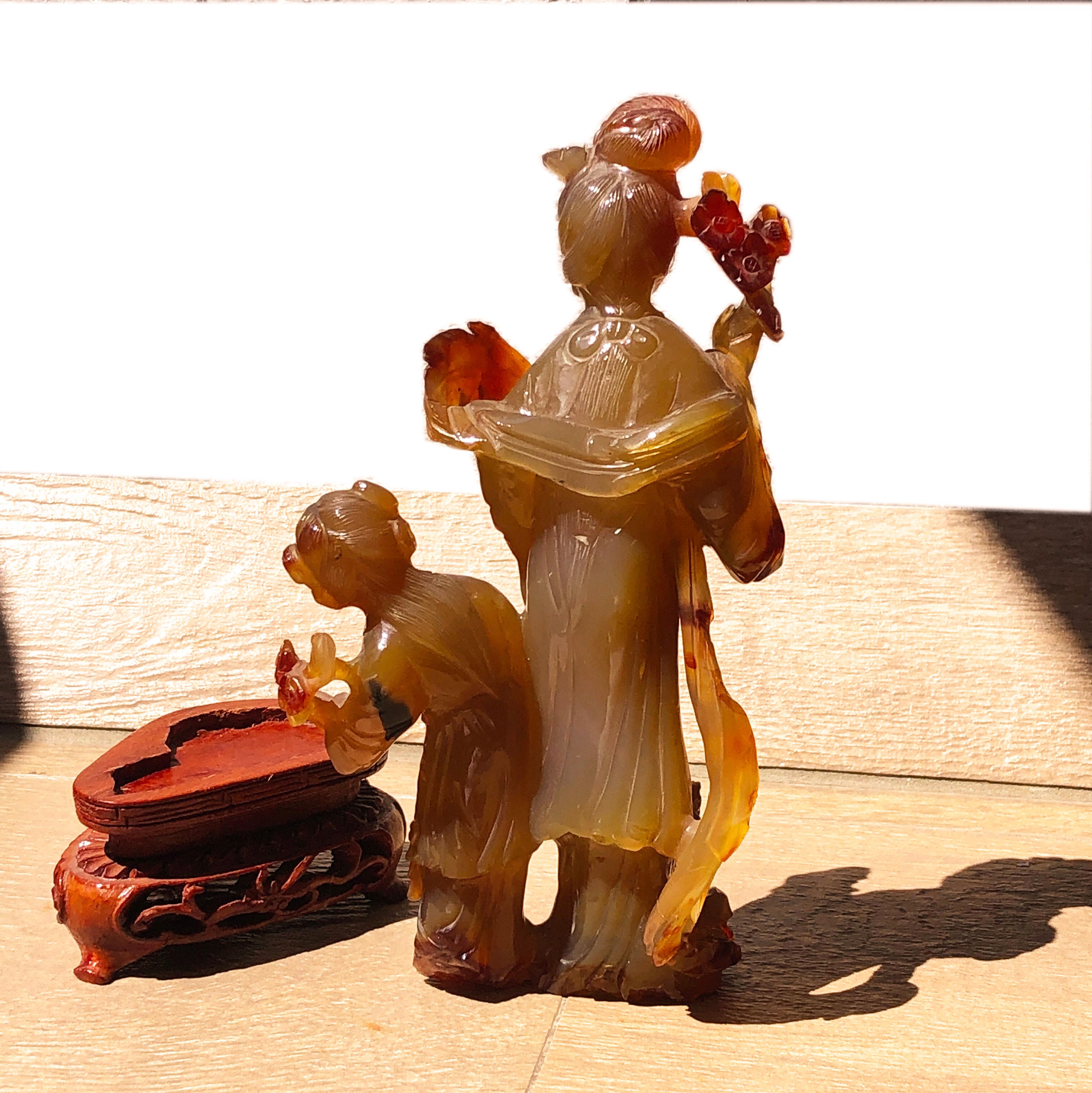 Original 1930 Chinese Export Natural Red Carnelian Dame and Baby-Girl Figurines In Excellent Condition For Sale In Valenza, IT
