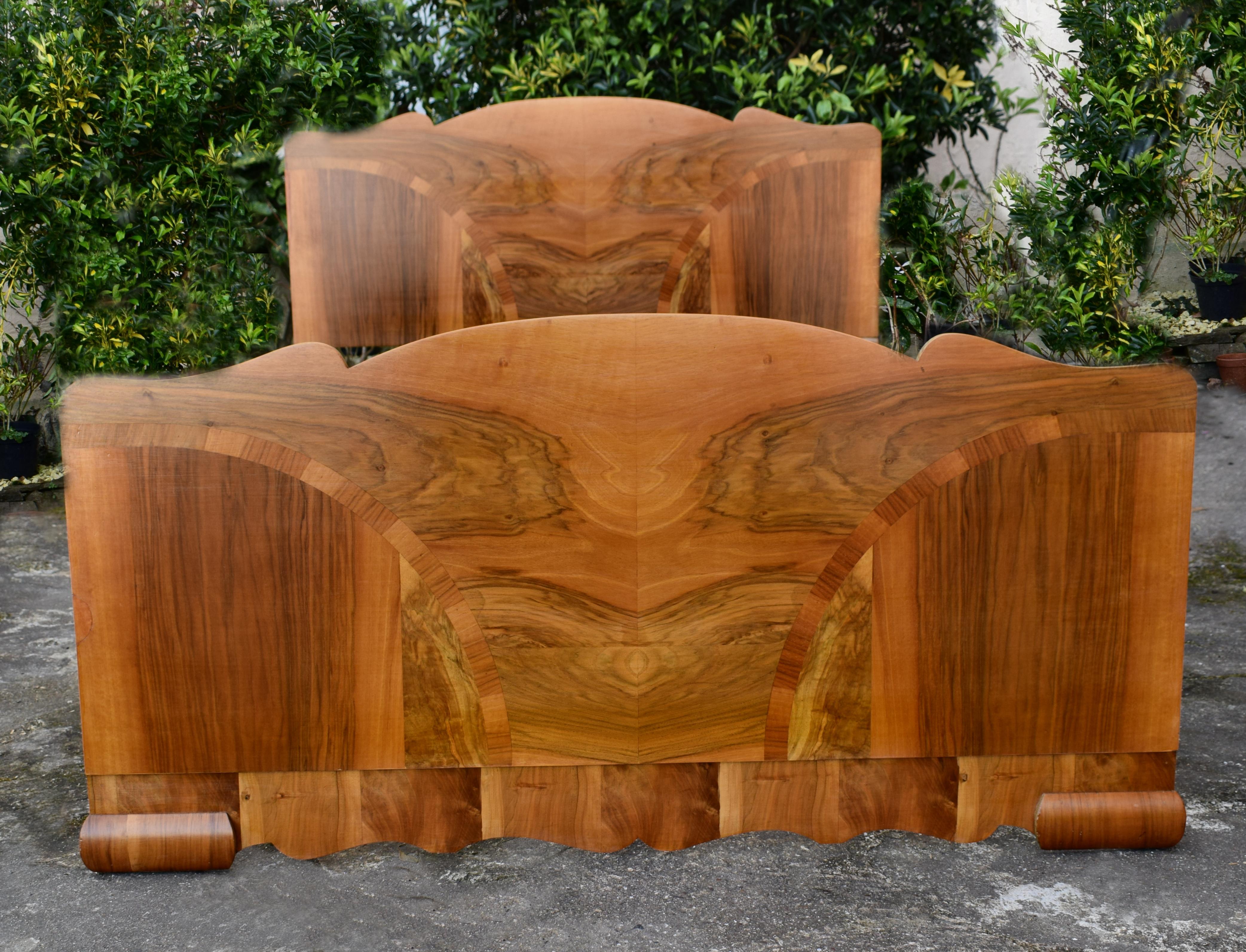 Fabelhaftes Art-Déco-Bett aus Nussbaumholz aus den 1930er Jahren, das aus England stammt. Die Furniere sind so schön detailliert, dass die Qualität dieses Bettes geradezu heraussticht. Mit Kopfteil, Fußteil und zwei Seiteneisen. Die Nussbaumfurniere