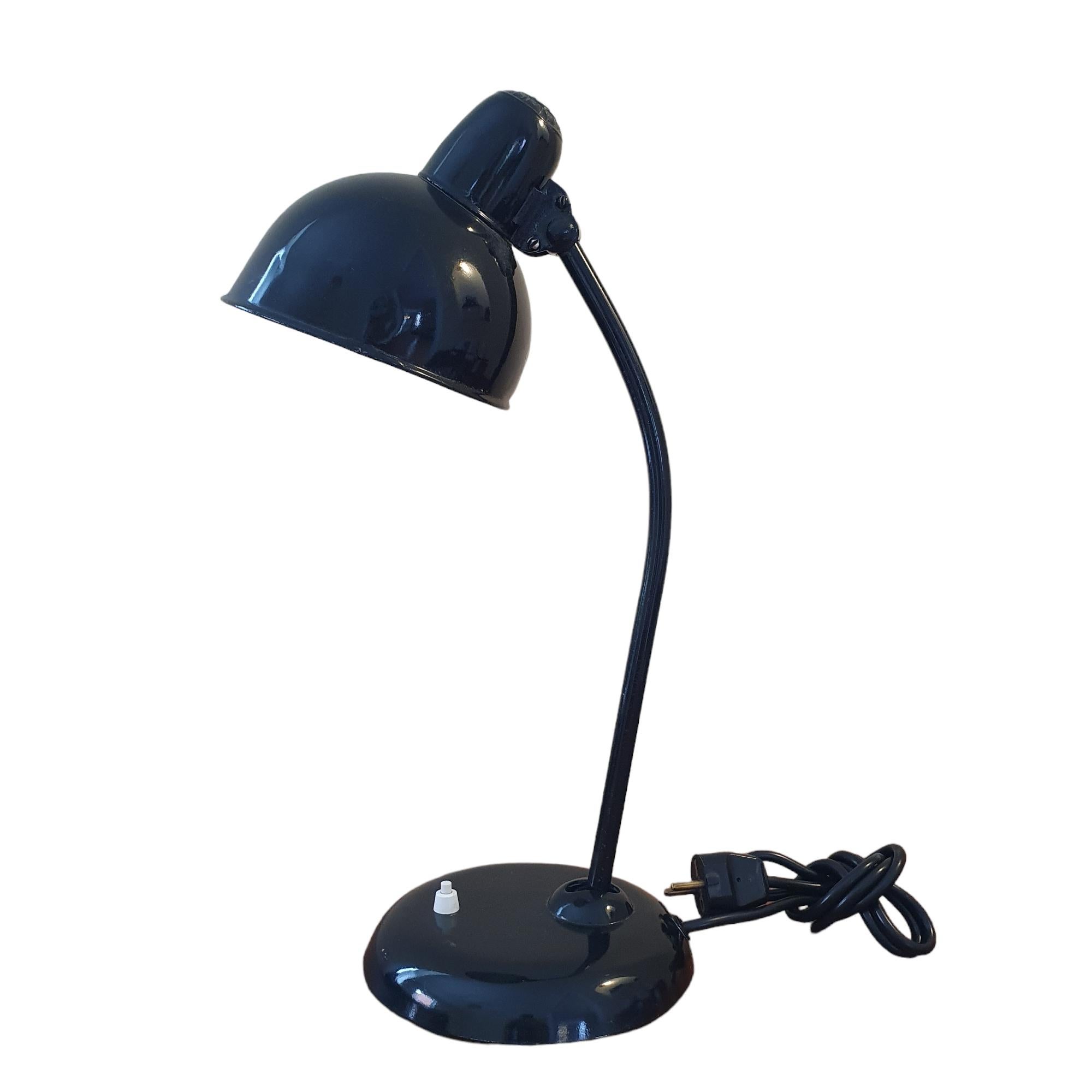 Schöne schwarze Kaiser Idell Tischlampe aus den 1930er Jahren. Das Modell Nr. 6556 ist eine der berühmtesten Tischlampen der Welt. Das von Christian Dell entworfene Modell ist typisch für seine Zeit und wurde zu einer Ikone und fast zu einem Symbol