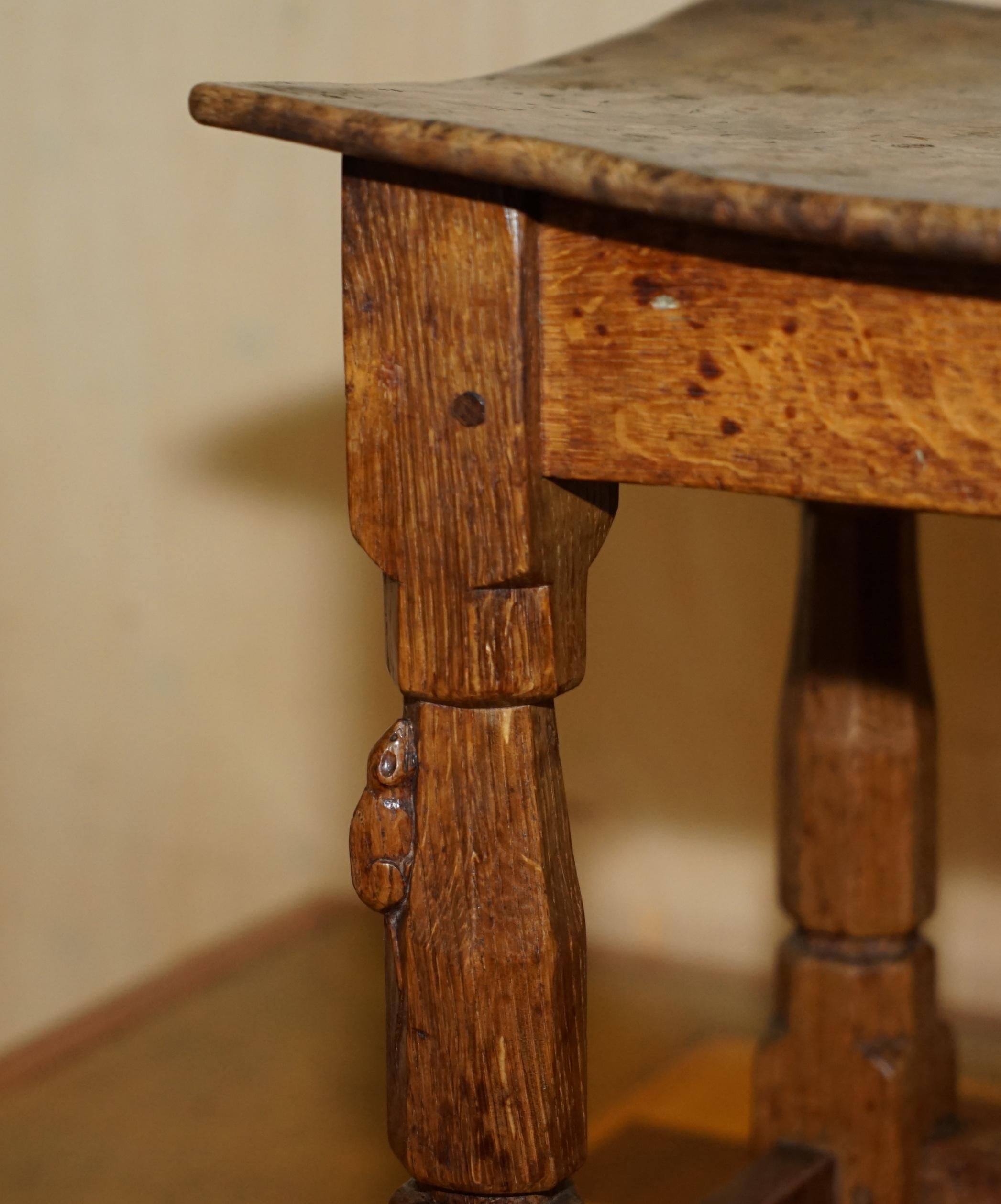 ORIGINAL 1930er BURR OAK ROBERT MOUSEMAN THOMPSON STOOL MIT PERIOD CURVED TOP im Angebot 4