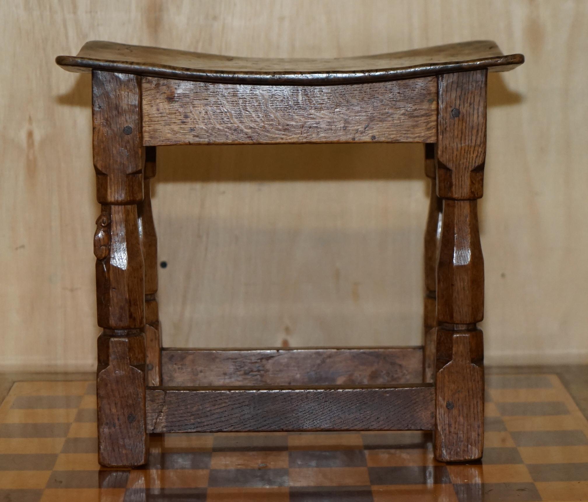 ORIGINAL 1930er BURR OAK ROBERT MOUSEMAN THOMPSON STOOL MIT PERIOD CURVED TOP (Art déco) im Angebot