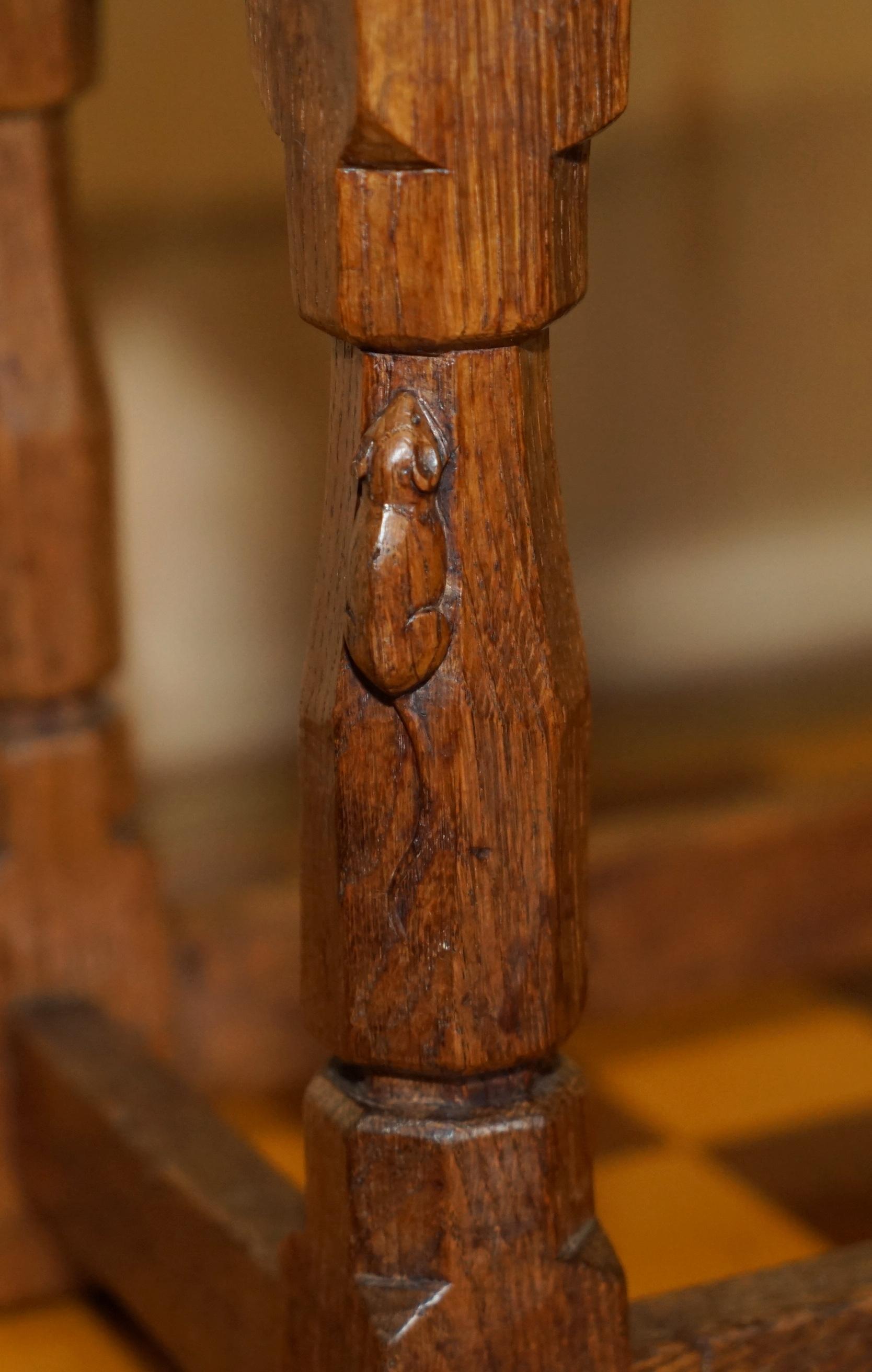 ORIGINAL 1930er BURR OAK ROBERT MOUSEMAN THOMPSON STOOL MIT PERIOD CURVED TOP (Englisch) im Angebot