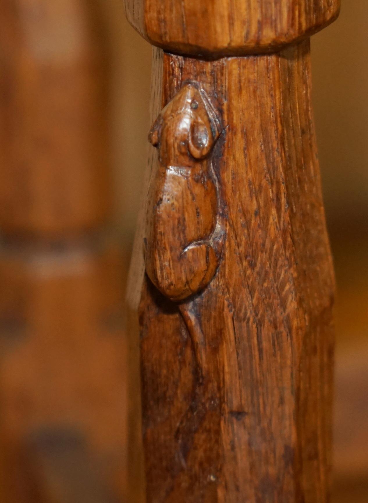 ORIGINAL 1930er BURR OAK ROBERT MOUSEMAN THOMPSON STOOL MIT PERIOD CURVED TOP (Handgeschnitzt) im Angebot
