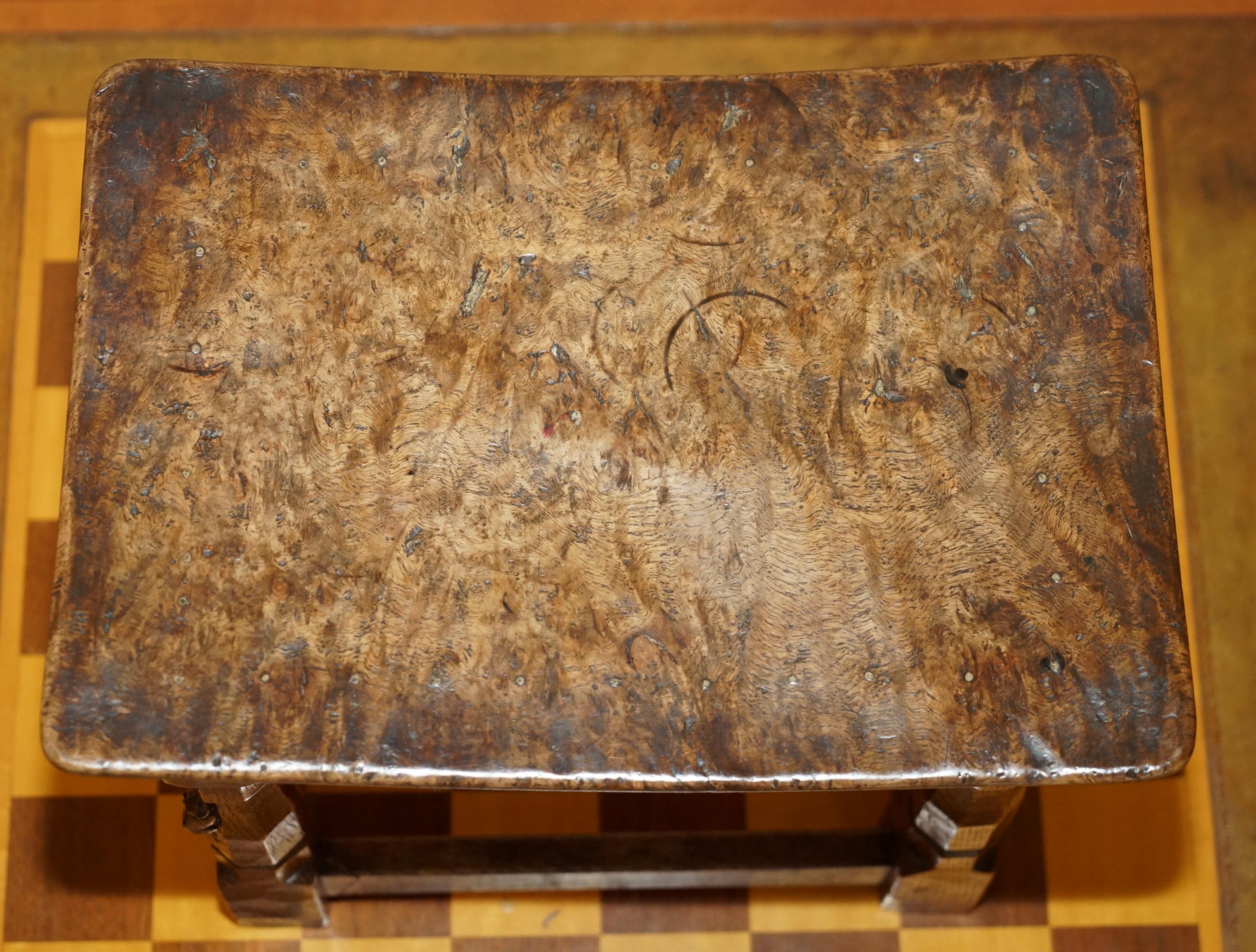ORIGINAL 1930er BURR OAK ROBERT MOUSEMAN THOMPSON STOOL MIT PERIOD CURVED TOP im Zustand „Relativ gut“ im Angebot in West Sussex, Pulborough