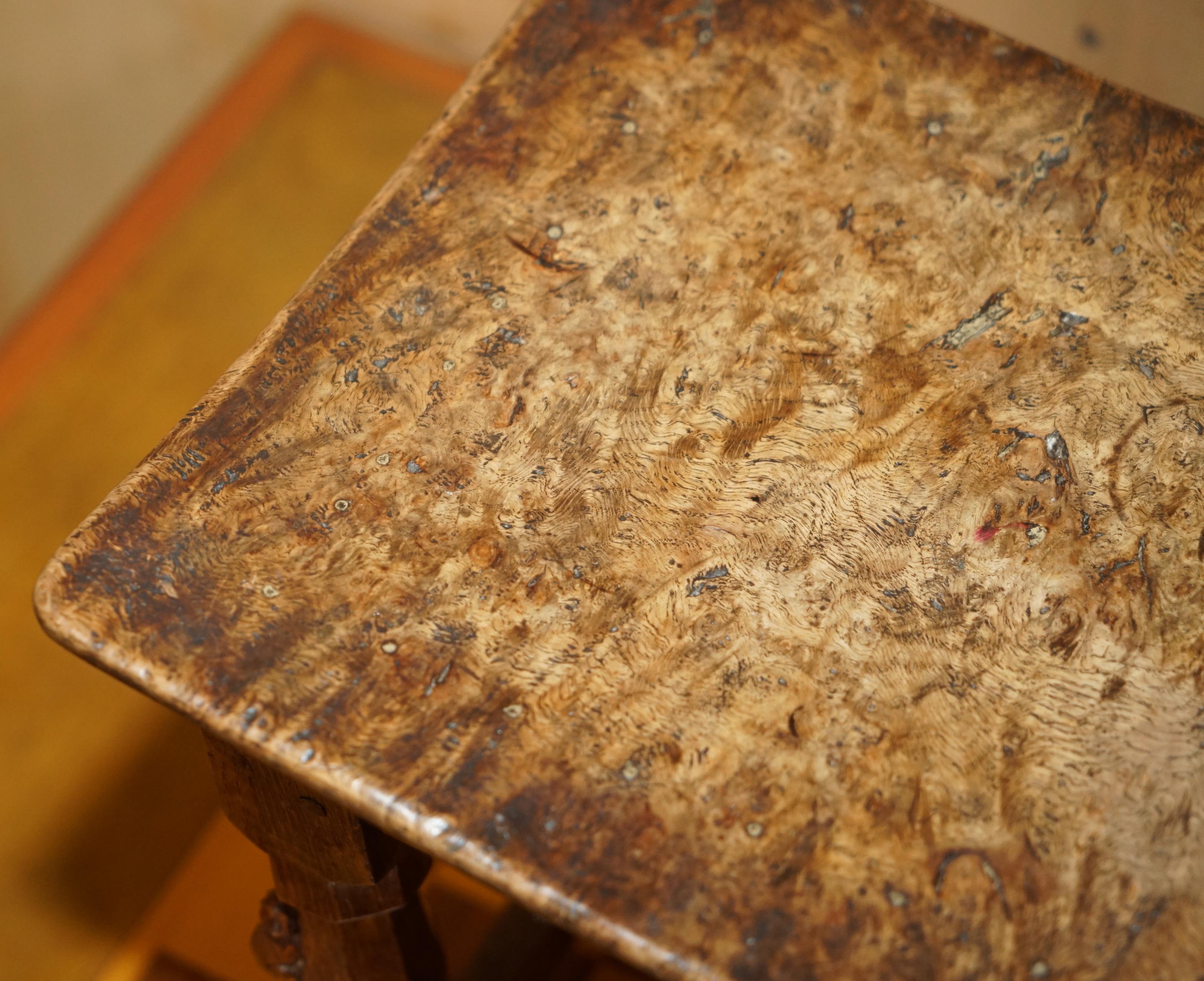 ORIGINAL 1930er BURR OAK ROBERT MOUSEMAN THOMPSON STOOL MIT PERIOD CURVED TOP (Mitte des 20. Jahrhunderts) im Angebot