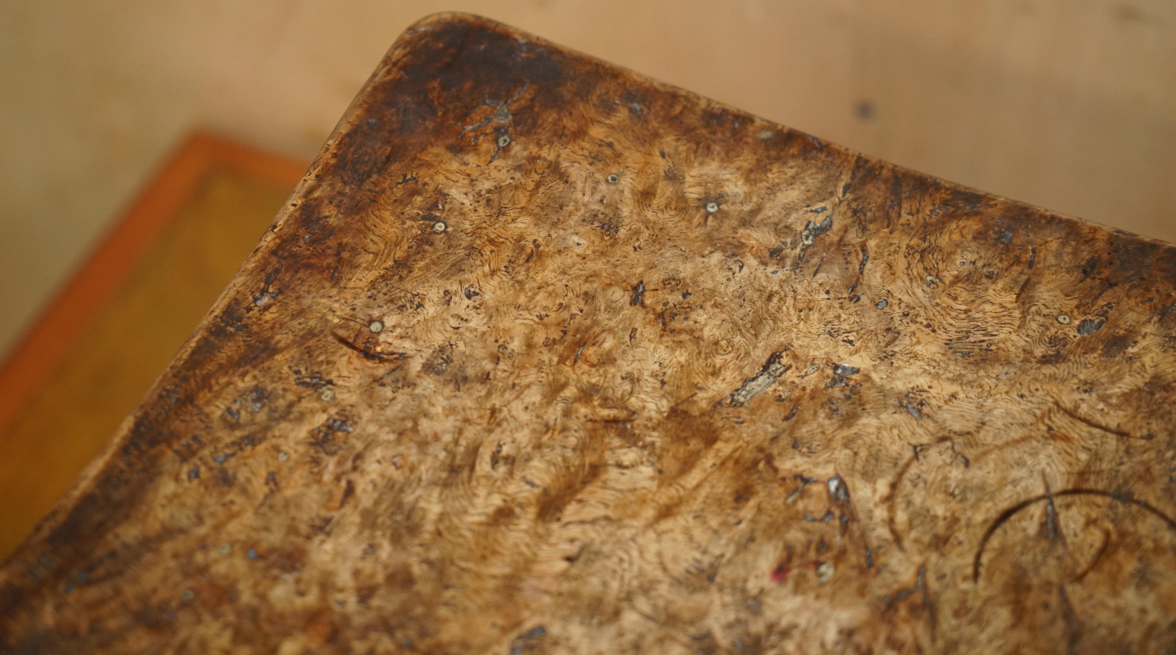 ORIGINAL 1930er BURR OAK ROBERT MOUSEMAN THOMPSON STOOL MIT PERIOD CURVED TOP (Eichenholz) im Angebot