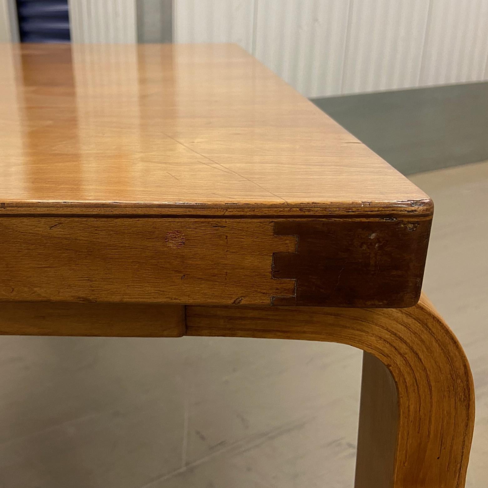 Style international Extra large table de conférence ou bureau d'Alvar Aalto des années 1930, Finmar en vente