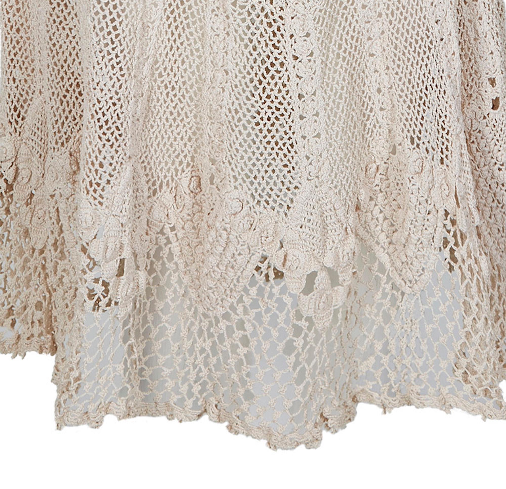 Original 1930s Ivory Irish Hand Crochet Lace Dress With Floral Design  In Excellent Condition In London, GB