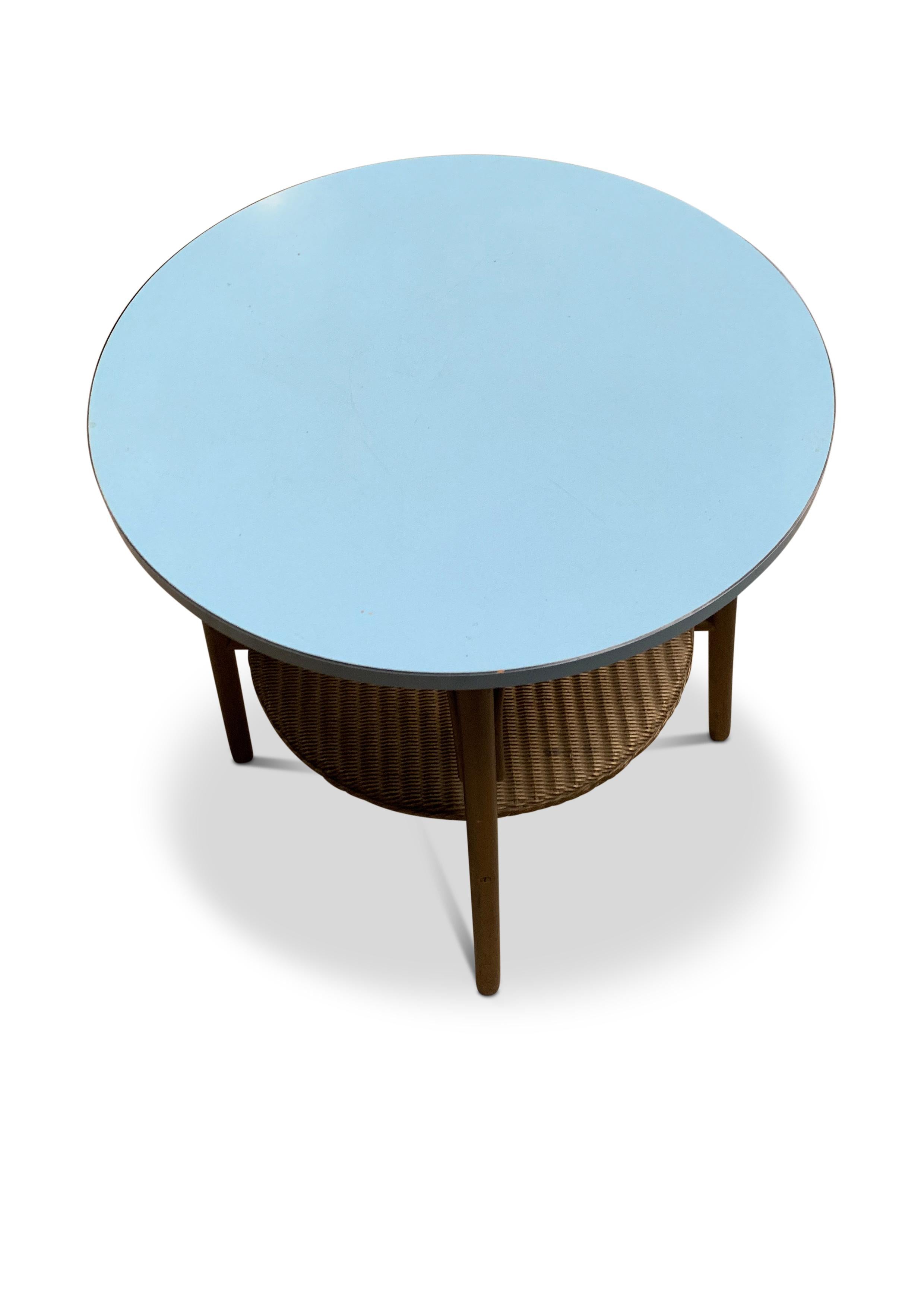 Britannique Table d'appoint circulaire Lloyd Loom bleu pâle « Luxe » des années 1930 en vente