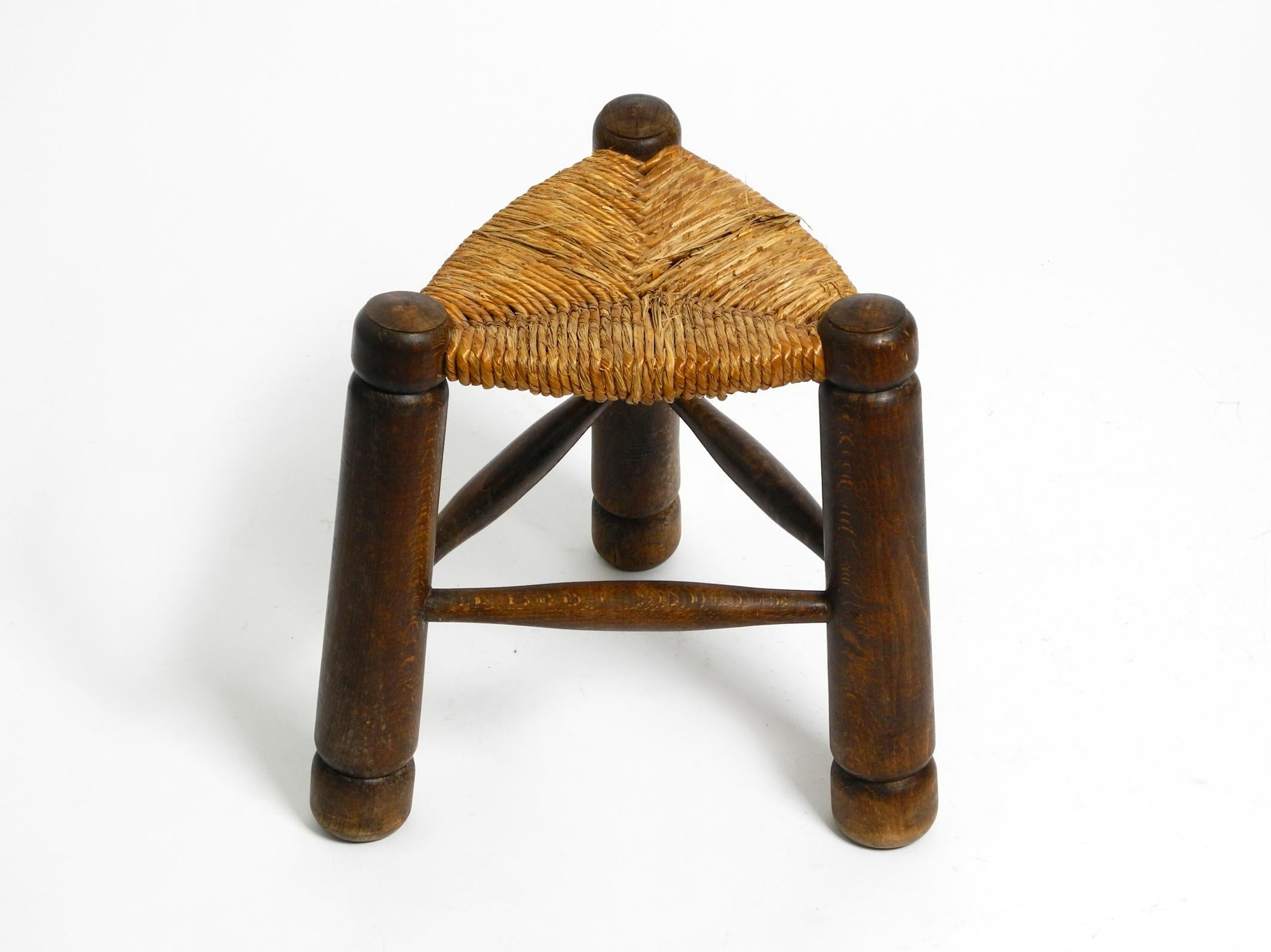 Beautiful original 1930s small soilid oak wood tripod stool with a rush weave seating.
Great minimalist design from a French production.
In good condition with no damage to the wooden frame.
Not wobbly, rushes are slightly flawed in one place as