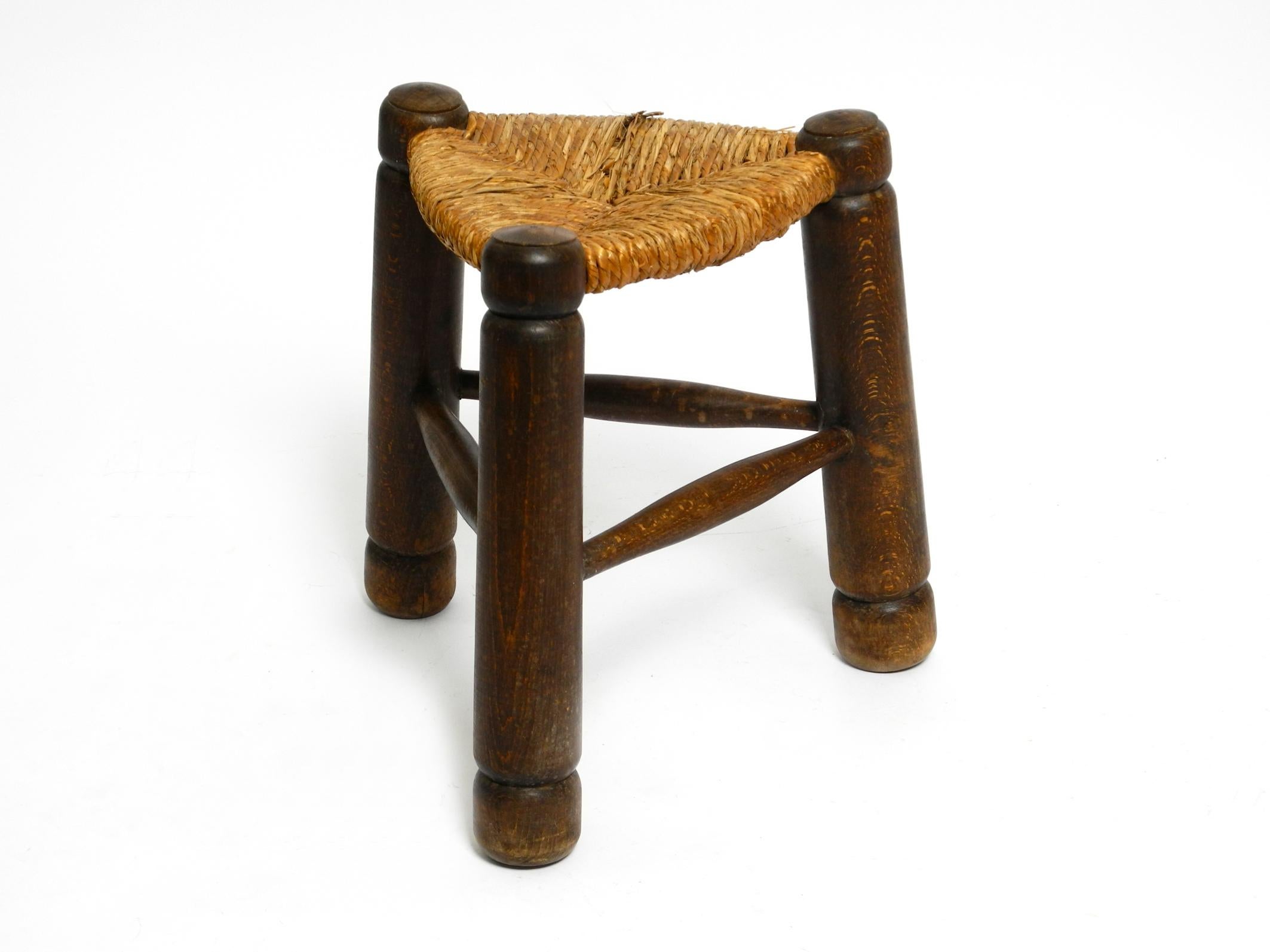 Original 1930s small French solid oak wood tripod stool with rush weave seat In Good Condition In München, DE