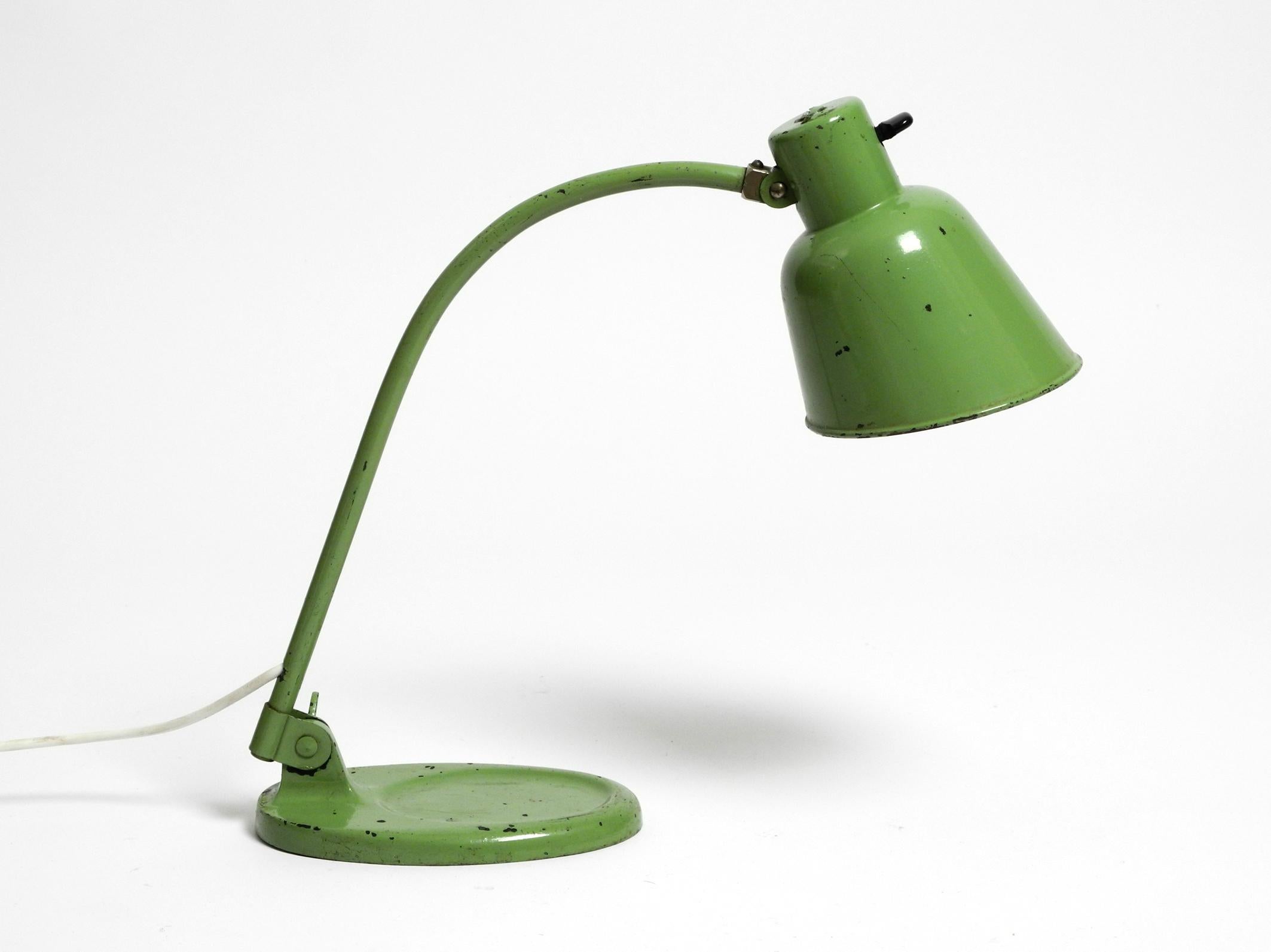 Lampe de table originale des années 1930 par Christian Dell pour Bünte & Remmler, Allemagne.
Modèle MATADOR fabriqué à la main dans un vert industriel rare.
Victor Bünte et Franz Remmler ont été les premiers à fabriquer des lampes à pétrole.
Dans