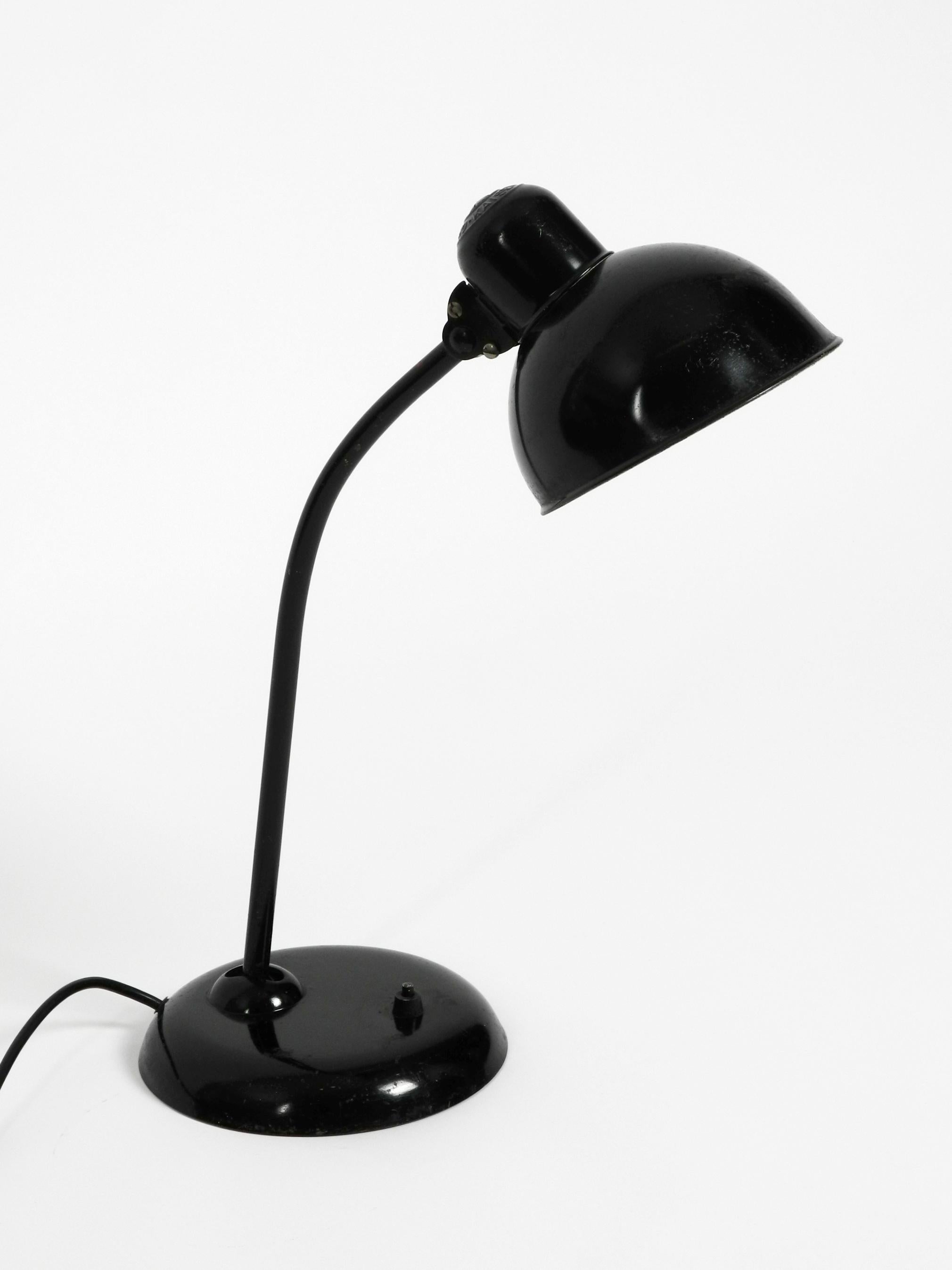 Allemand Lampe de bureau Kaiser Idell noire originale des années 1940, modèle 6551 en vente