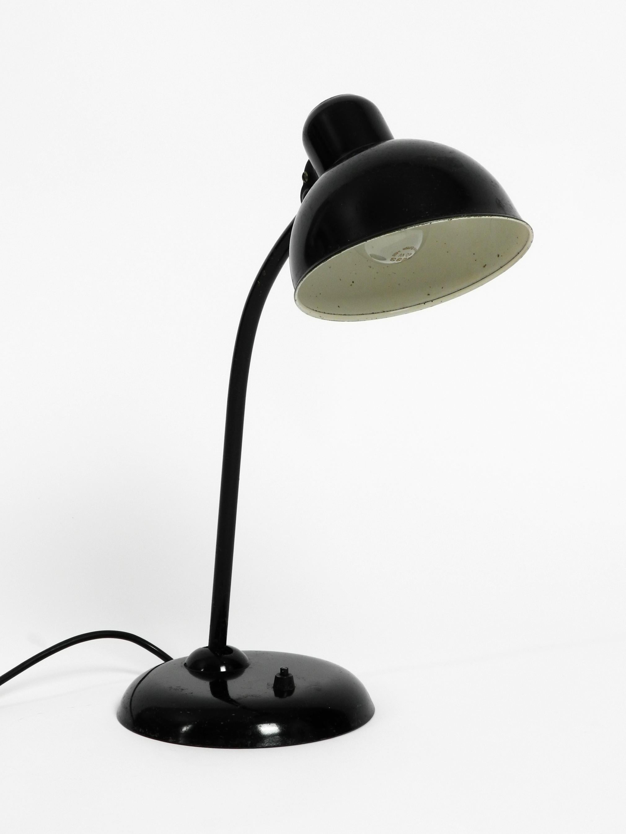 Lampe de bureau Kaiser Idell noire originale des années 1940, modèle 6551 Bon état - En vente à München, DE