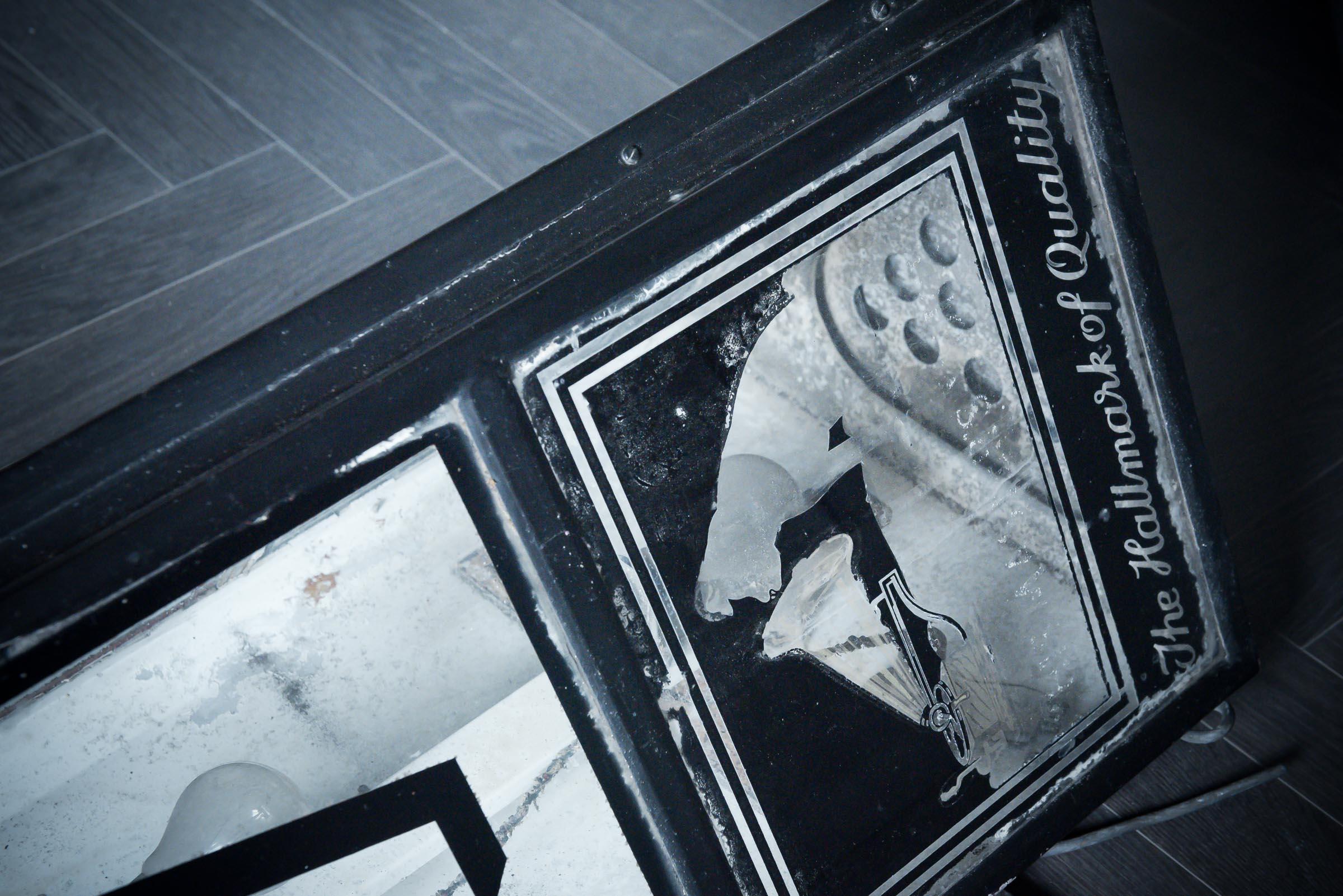 Acciaio Insegna luminosa originale degli anni '40 del negozio HMV  Recuperato da un negozio di Oxford Street in vendita