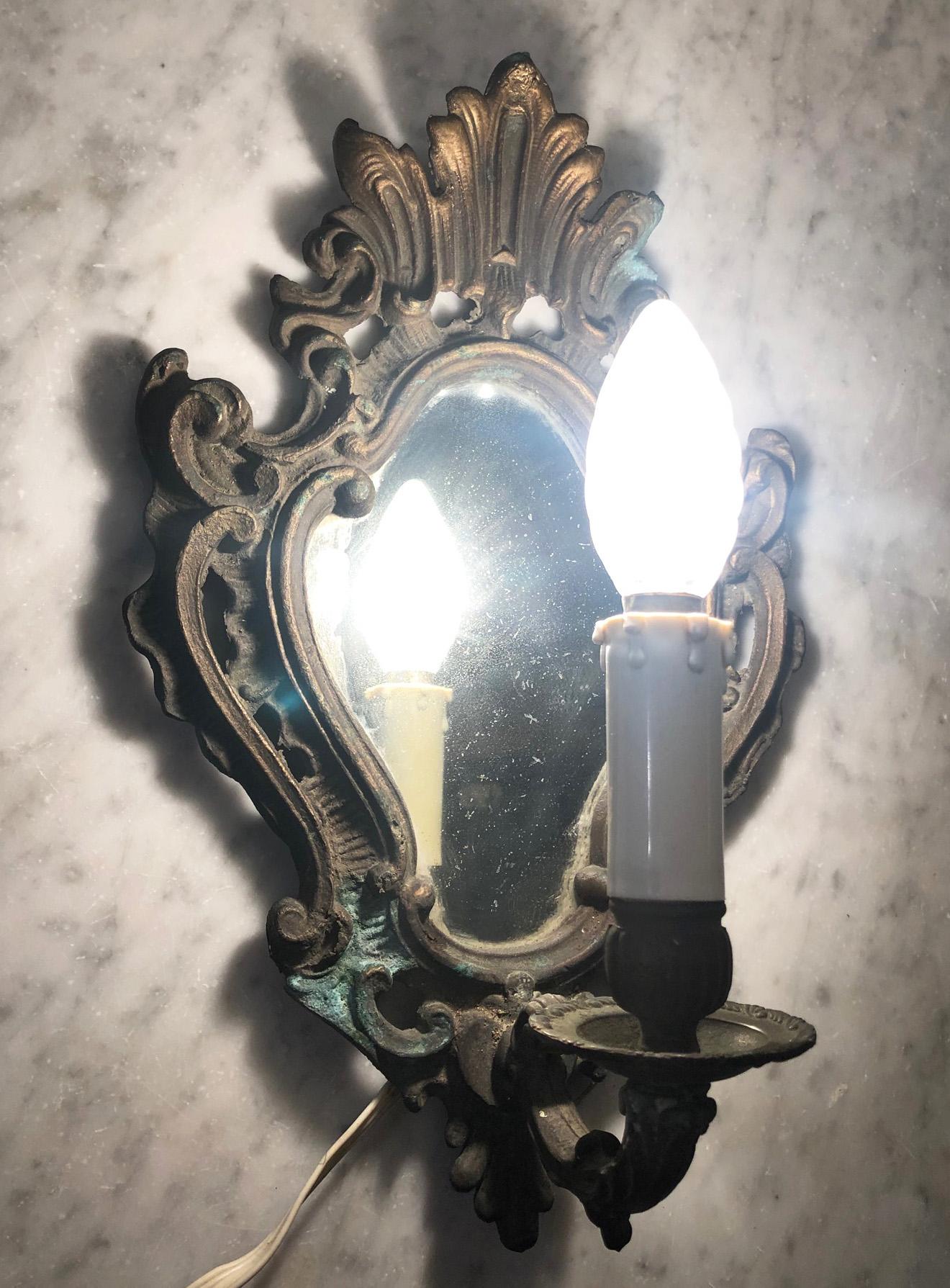 Milieu du XXe siècle Lampe murale italienne en bronze avec miroir ancien en vente