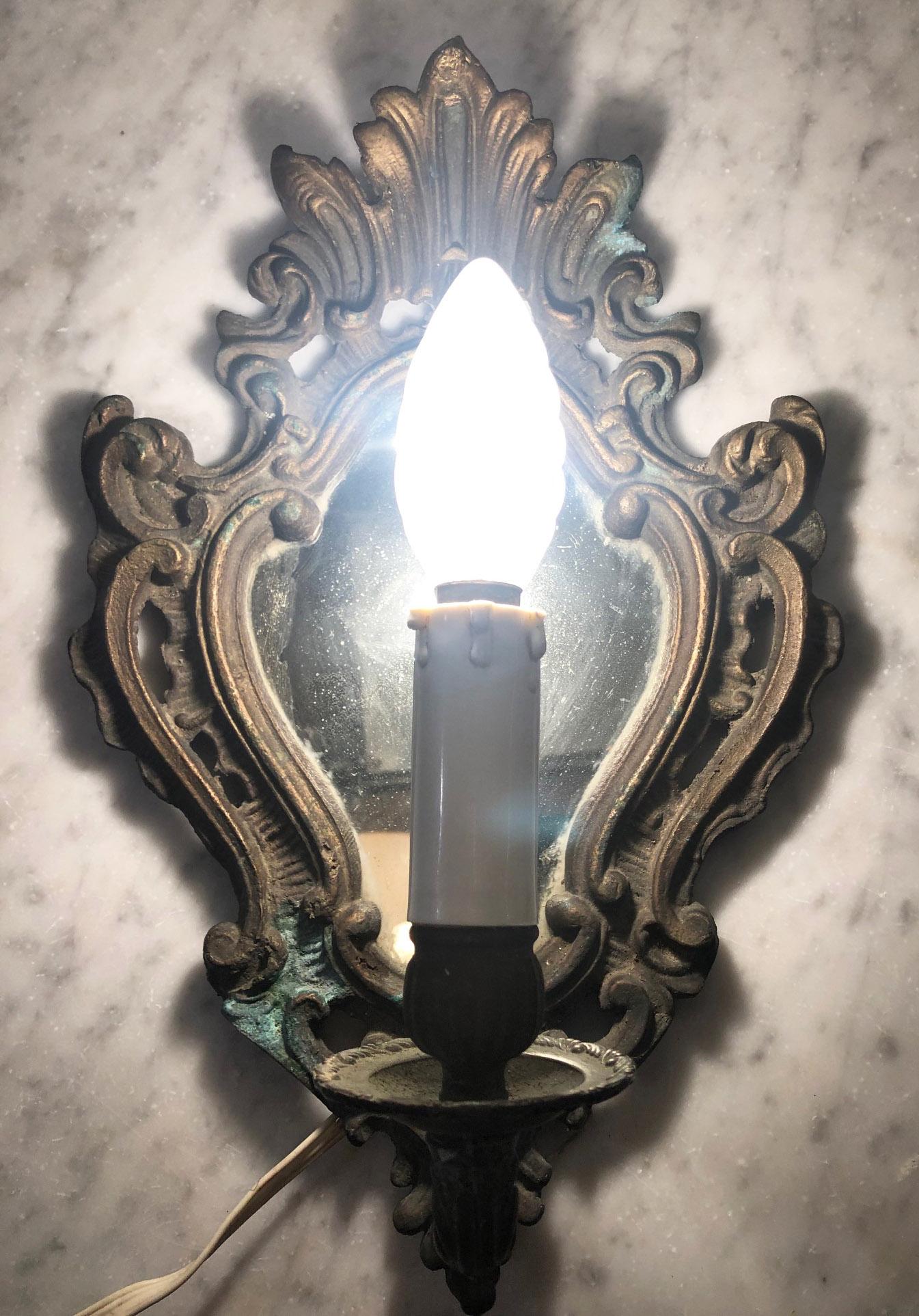 Lampe murale italienne en bronze avec miroir ancien en vente 1