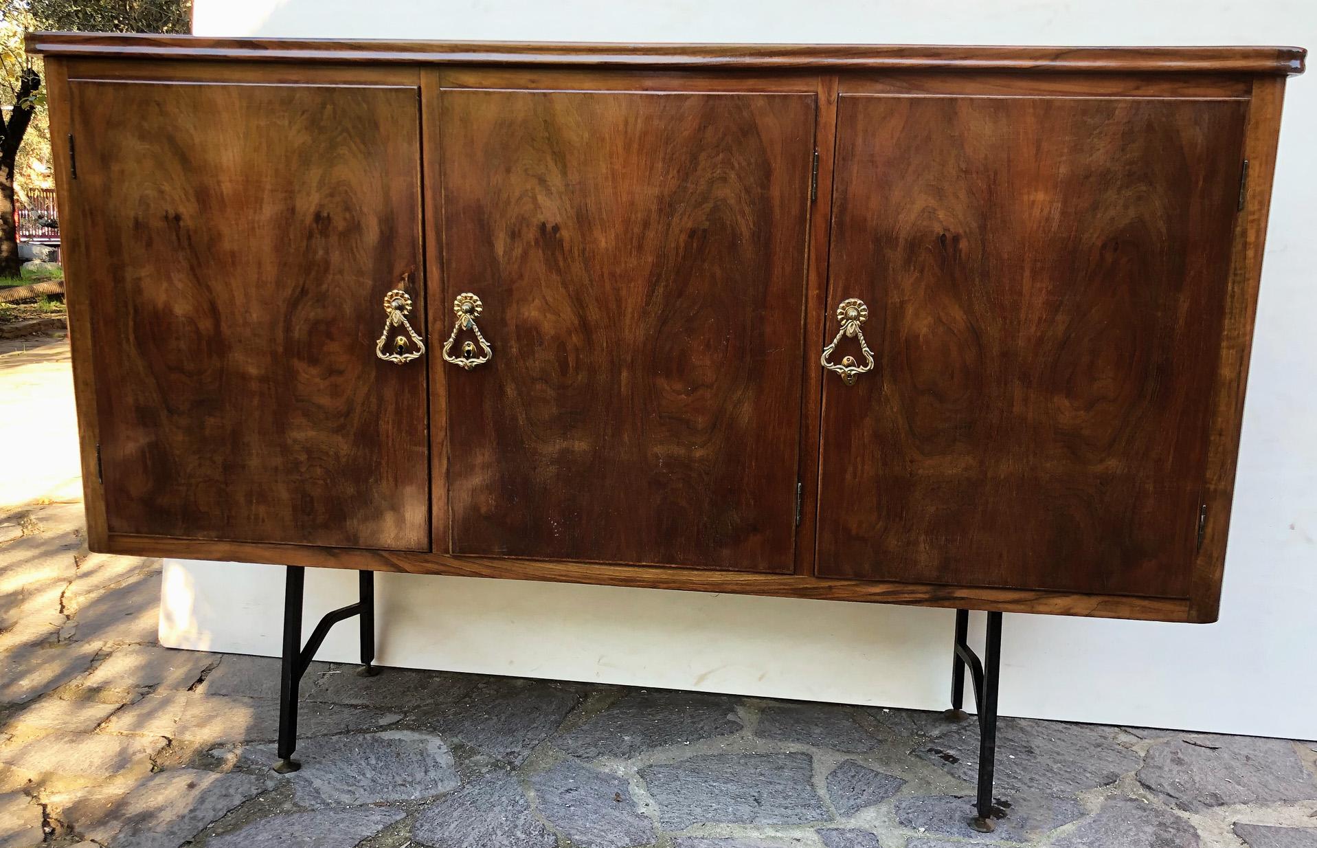 This is a very useful and capacious piece of furniture, which can be easily placed both at the entrance and in the living room, both in the kitchen and in the office
Original 1950 Italian sideboard in transversal veneered national walnut, with three