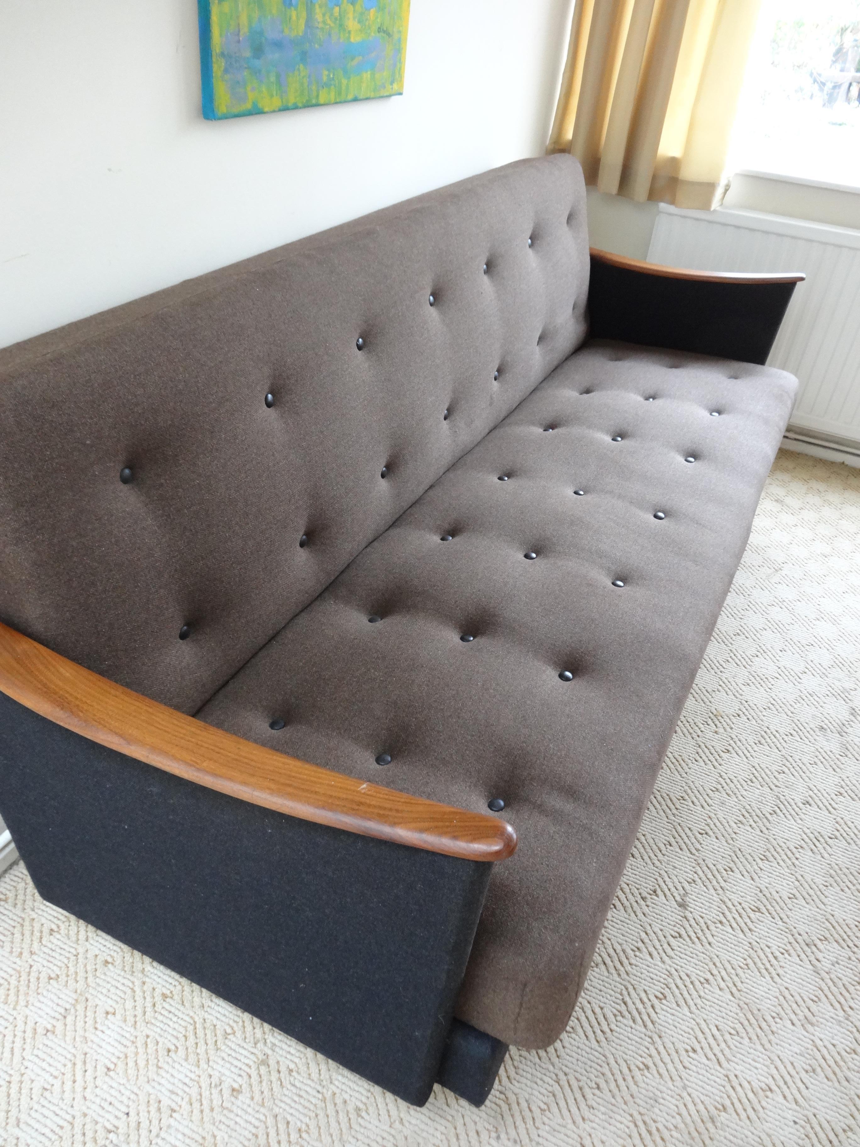 Dänisches 3-Sitzer-Sofa oder Daybed aus den 1950er Jahren

Schöne 1950er Jahre Teil Holzrahmensofa in sehr gutem Zustand, es hat Decke Lagerung unter und faltet sich in eine sehr nützliche Liege

Maße: Sofa - Sitzhöhe 43cm, Höhe 82cm, Tiefe 85 /
