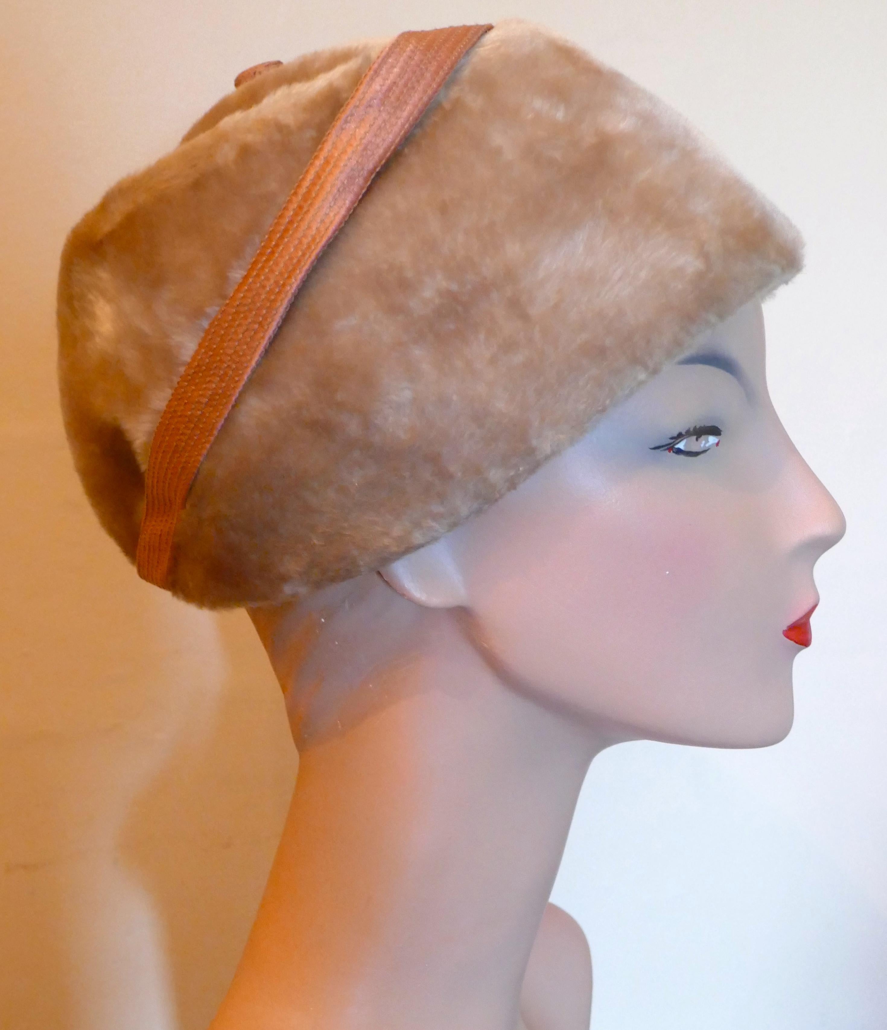 Chapeau de pilulier original en feutre des années 1950, garni d'un ruban de satin 

Ce magnifique chapeau est très léger et a une forme attrayante, il est fait en feutre de laine et a une belle sensation de fourrure douce
Celui-ci est d'un design