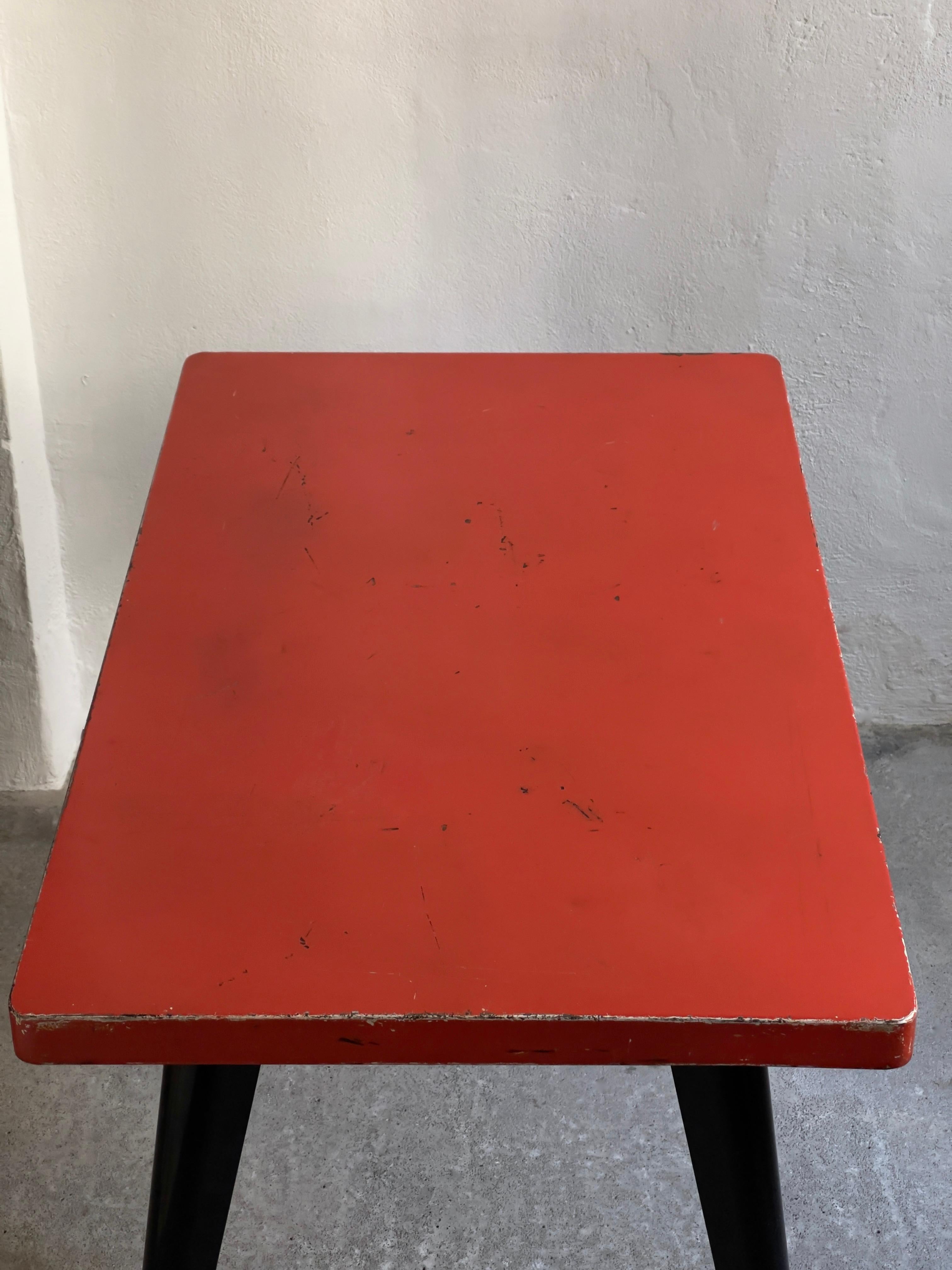 Mid-20th Century Original 1950s French metal desk in red varnish by Xavier Pouchard for Tolix T55