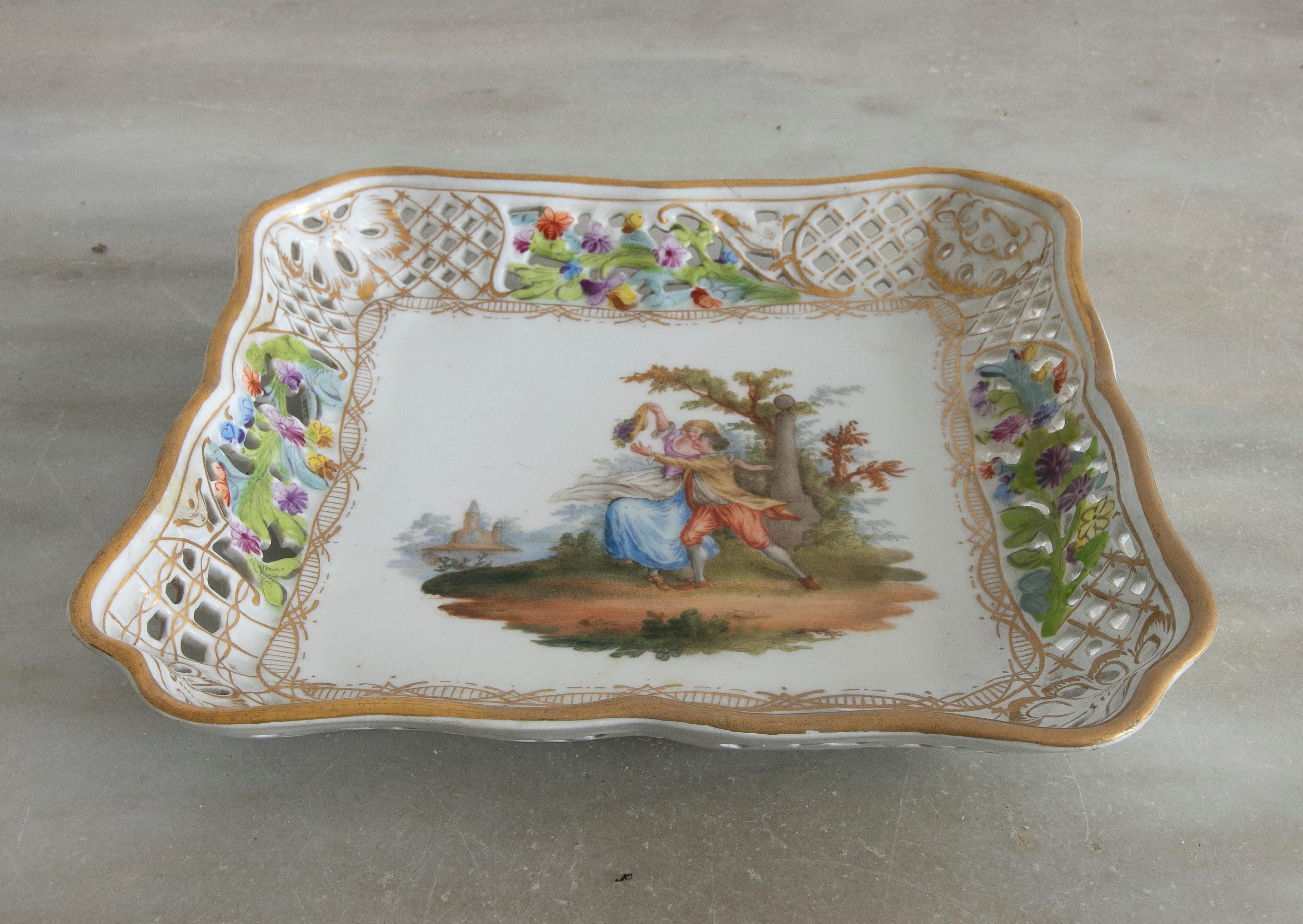 Original Meissener Porzellantablett aus den 1950er Jahren mit festlicher Vignette mit Mann und Frau und typischem Blumendekor.