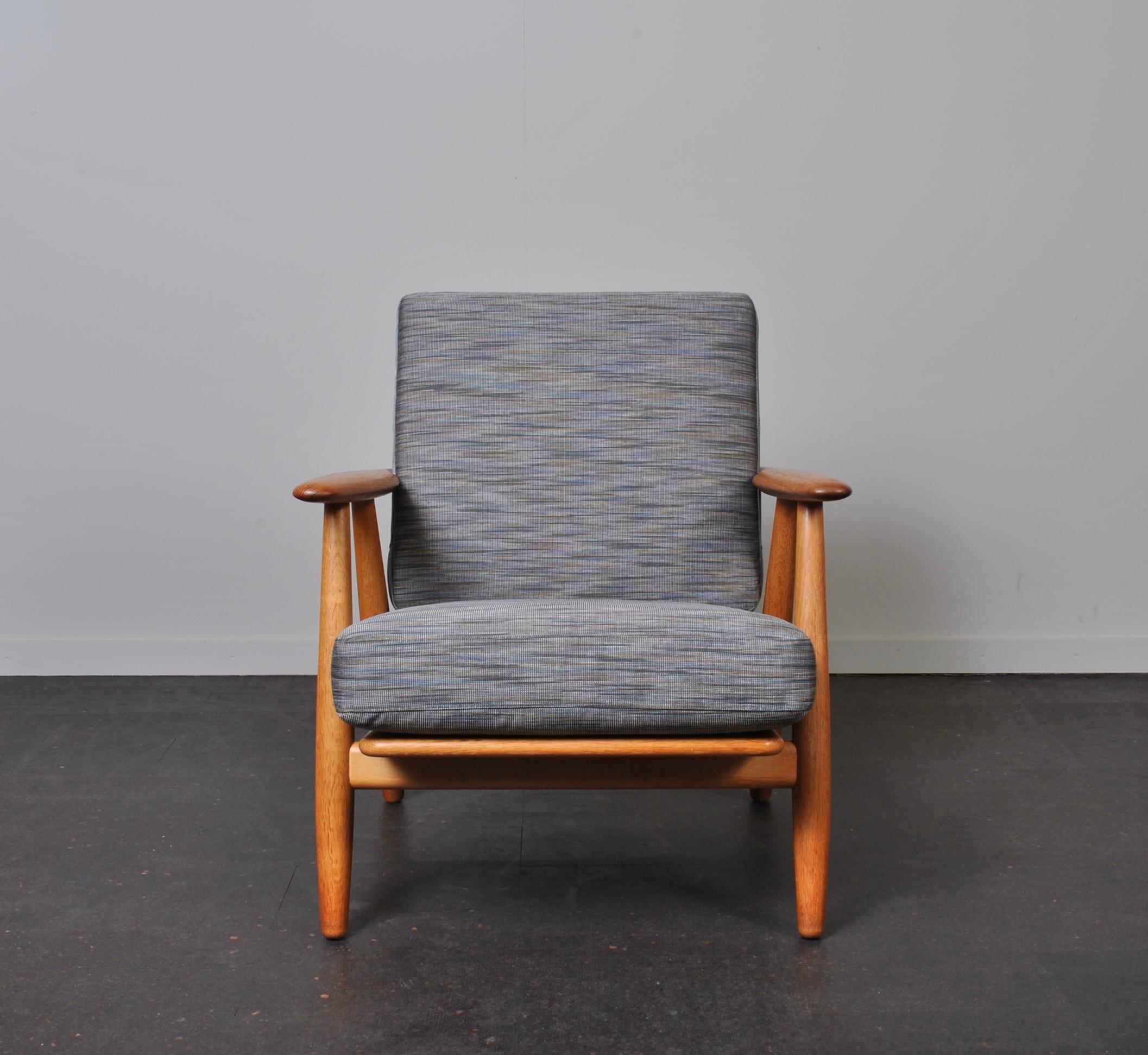 The original 1950s Hans Wegner GE240 cigar chair in oak with new horsehair fabric upholstery. Produced by GETAMA, Denmark. In superb condition. Thoroughly cleaned and polished.
One of master designer Hans Wegners most coveted pieces.
We do have a