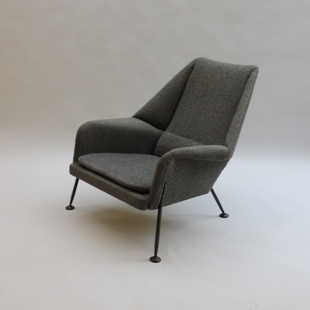 Bel exemple d'une chaise Heron d'Ernest Race, datant de 1955. Conçu par Ernest Race et fabriqué par Race Furniture.
Propriété d'une seule famille depuis sa création, il a été rénové il y a environ 10 ans dans un tissu de laine Kvadrat Hallingdahl,