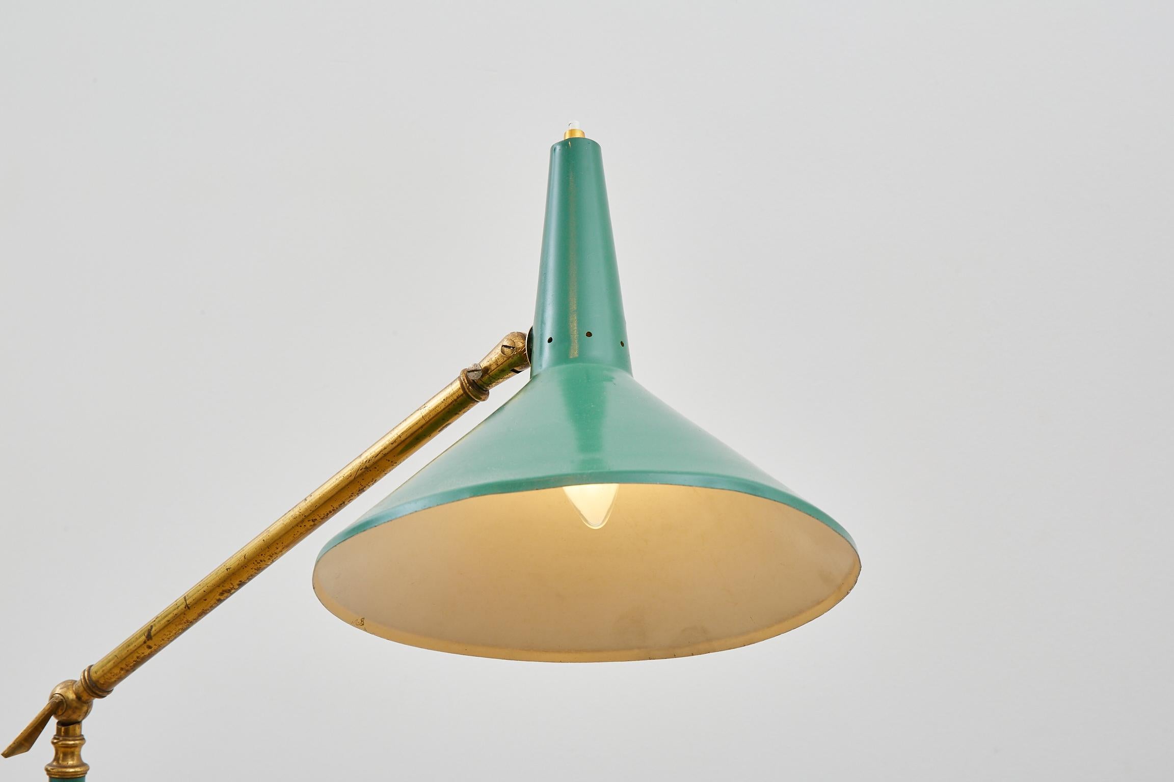 Eine originale italienische Stehlampe aus den 1950er Jahren auf einem Sockel aus Carrara-Marmor, mit Messing und grüner Emaille. 
Neu verkabelt und PAT-geprüft, ein funktionierender Ein- und Ausschalter an der Oberseite des Schirms. 
Ein sehr