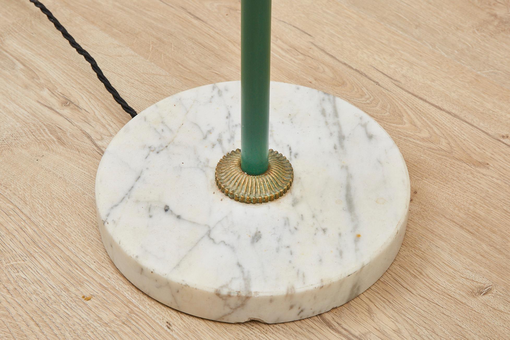 Lampe italienne d'origine des années 1950, laiton avec base en marbre émaillé vert Bon état - En vente à London, GB