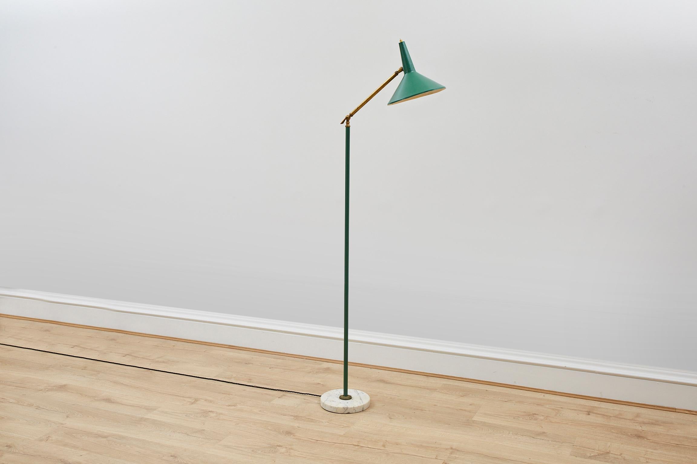 20ième siècle Lampe italienne d'origine des années 1950, laiton avec base en marbre émaillé vert en vente