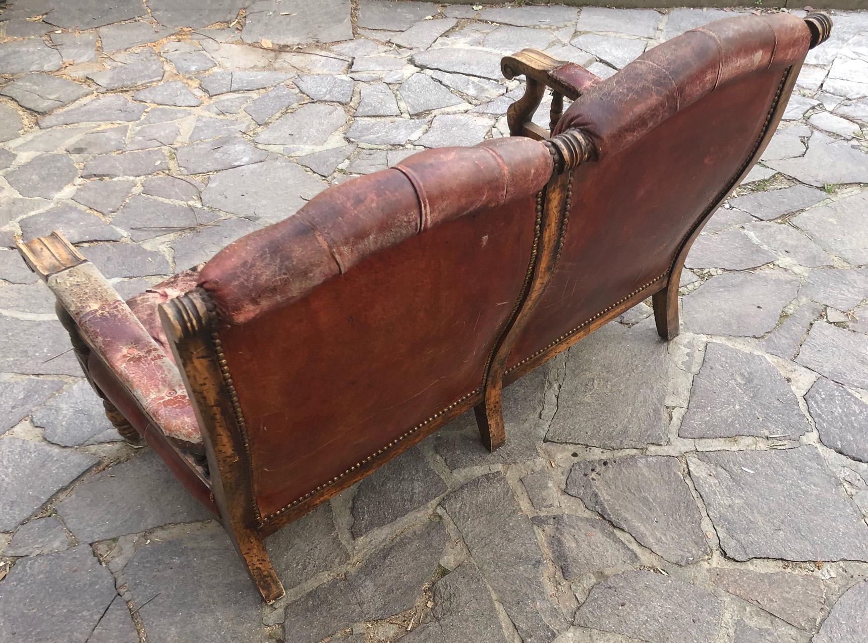 Divano a due posti originale del XX secolo in pelle marrone In condizioni discrete in vendita a Buggiano, IT