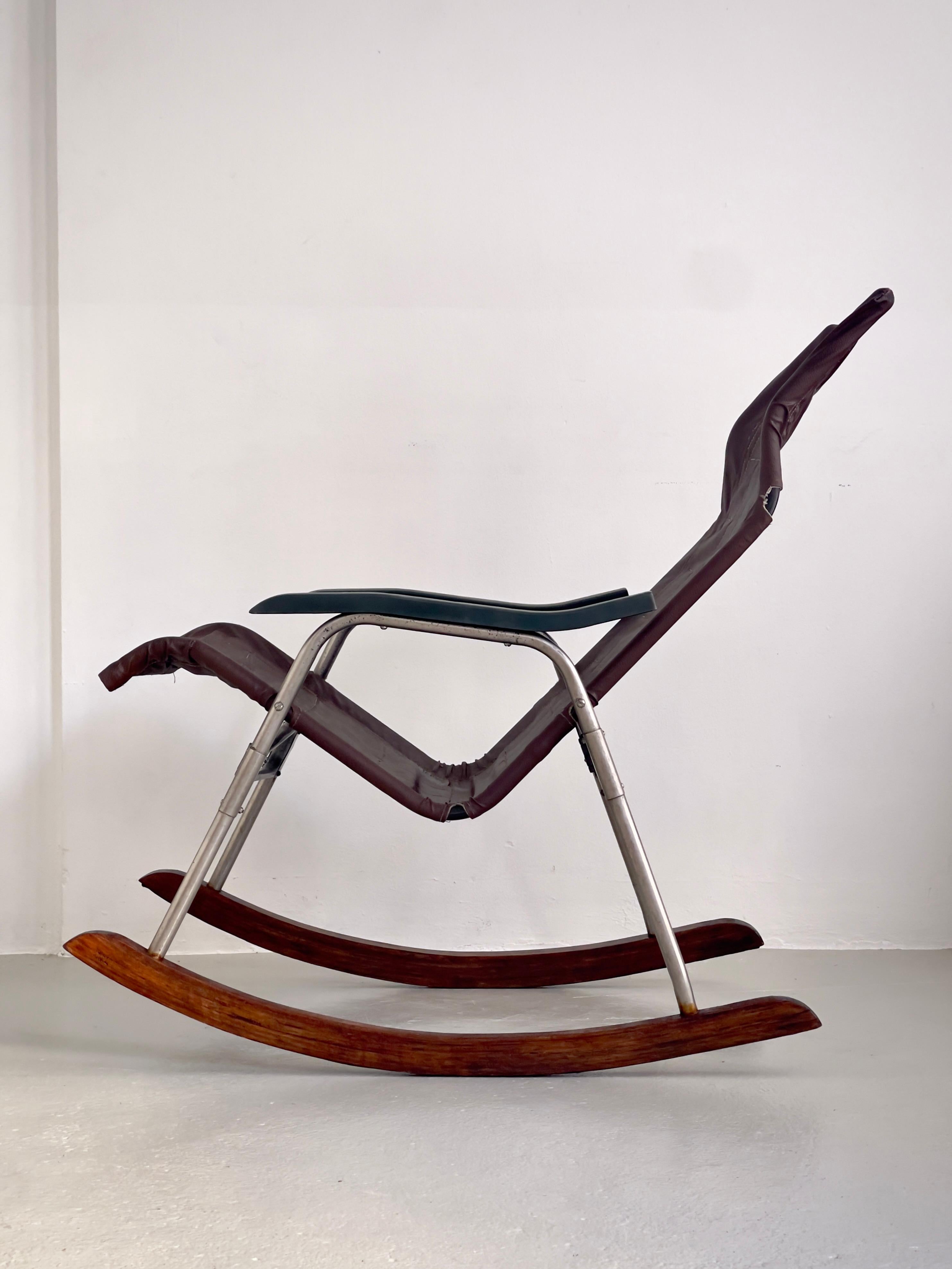 Questa sedia a dondolo giapponese originale degli anni '50, opera del designer Takeshi Nii, è un pezzo eccezionale, tanto un risultato ingegneristico quanto un'icona del design. Concepita per essere piegata e portatile, la leggera struttura in