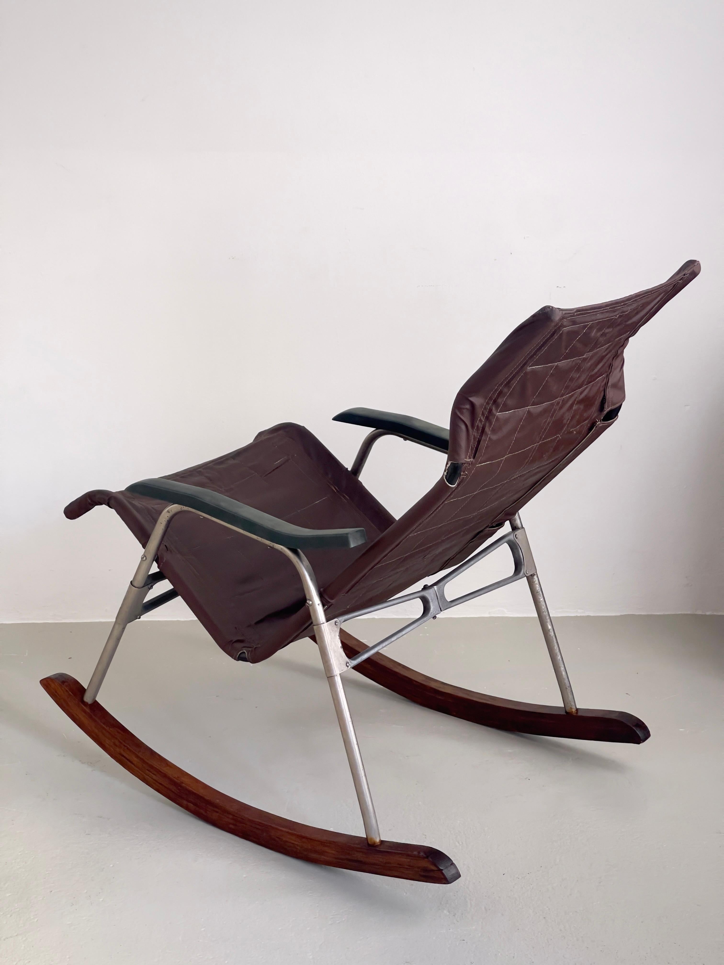 Mid-Century moderno Sedia a dondolo giapponese originale degli anni '50 di Takeshi Nii in pelle marrone, alluminio in vendita