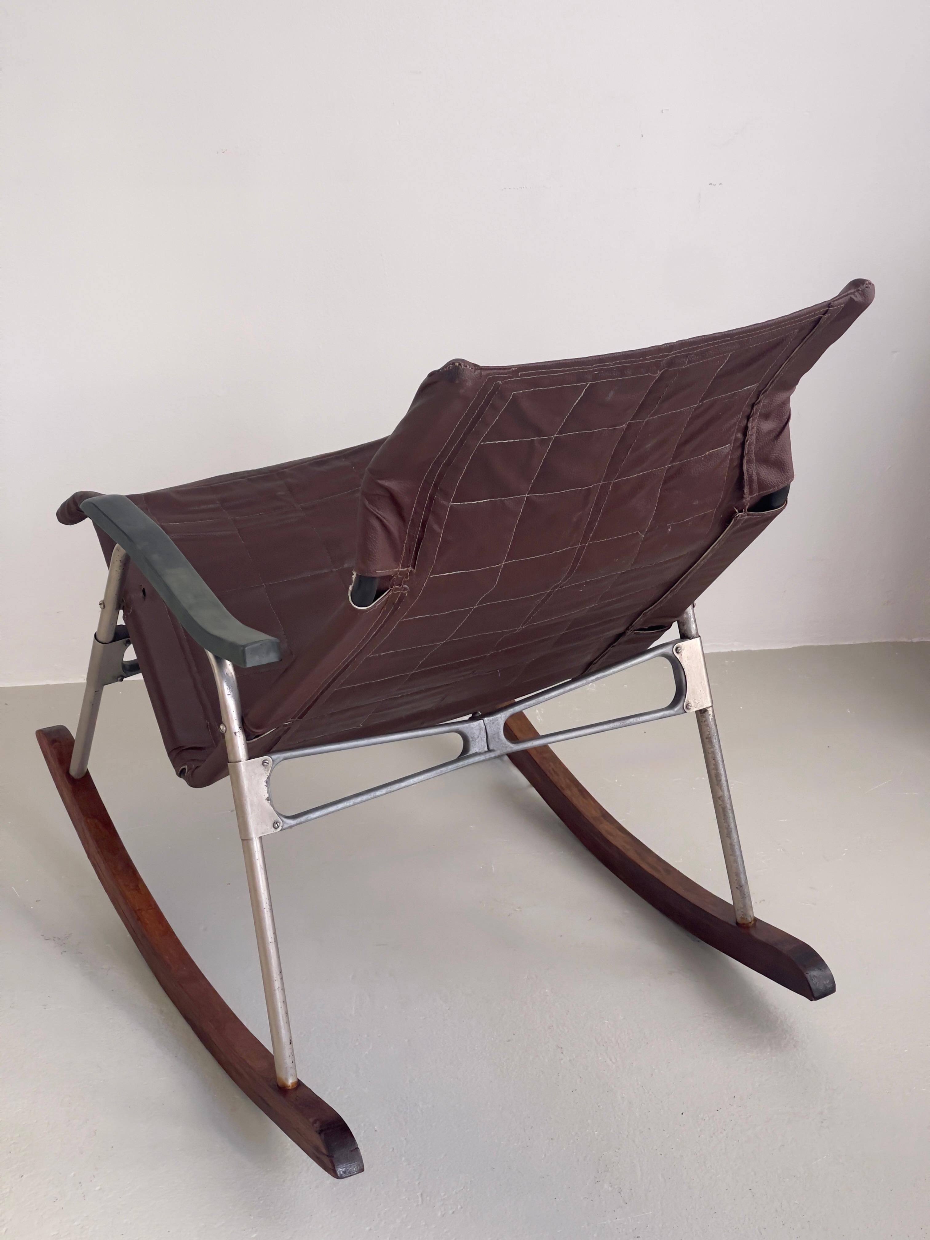 Giapponese Sedia a dondolo giapponese originale degli anni '50 di Takeshi Nii in pelle marrone, alluminio in vendita
