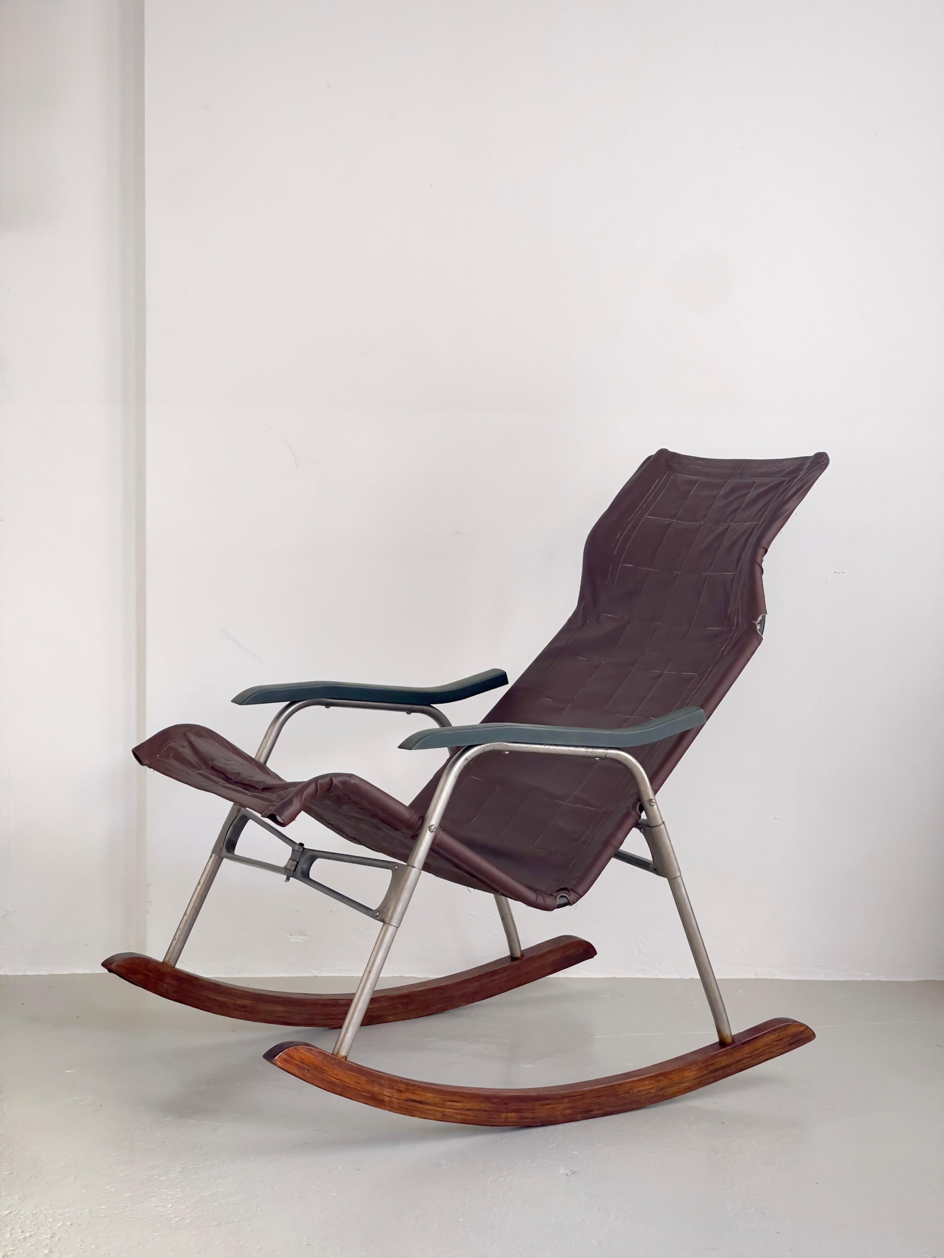 Sedia a dondolo giapponese originale degli anni '50 di Takeshi Nii in pelle marrone, alluminio In condizioni buone in vendita a København K, 84