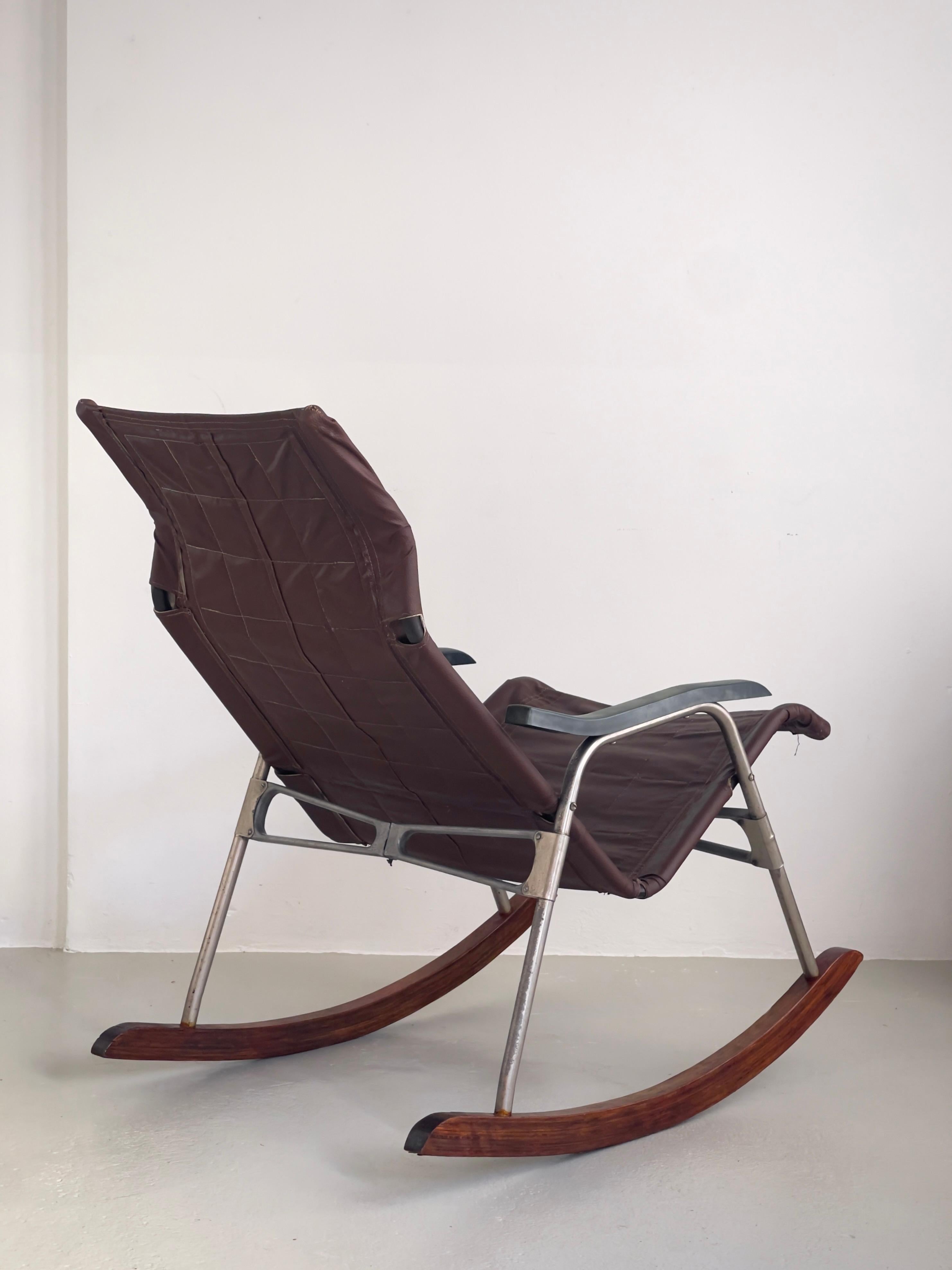 Metà XX secolo Sedia a dondolo giapponese originale degli anni '50 di Takeshi Nii in pelle marrone, alluminio in vendita