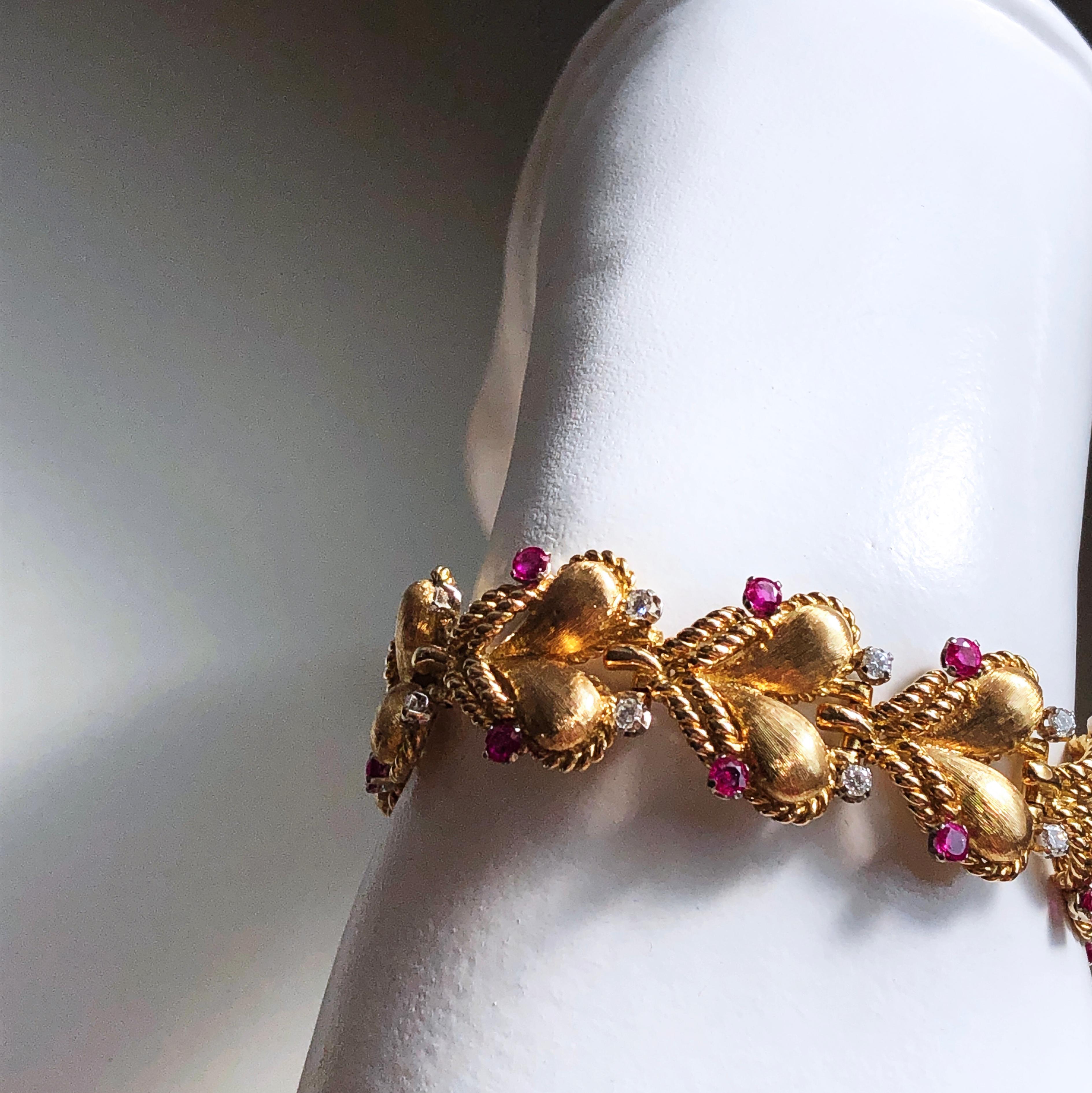 Original 1950's Mario Buccellati Ruby Diamond Yellow White Gold Heart Bracelet In Excellent Condition For Sale In Valenza, IT