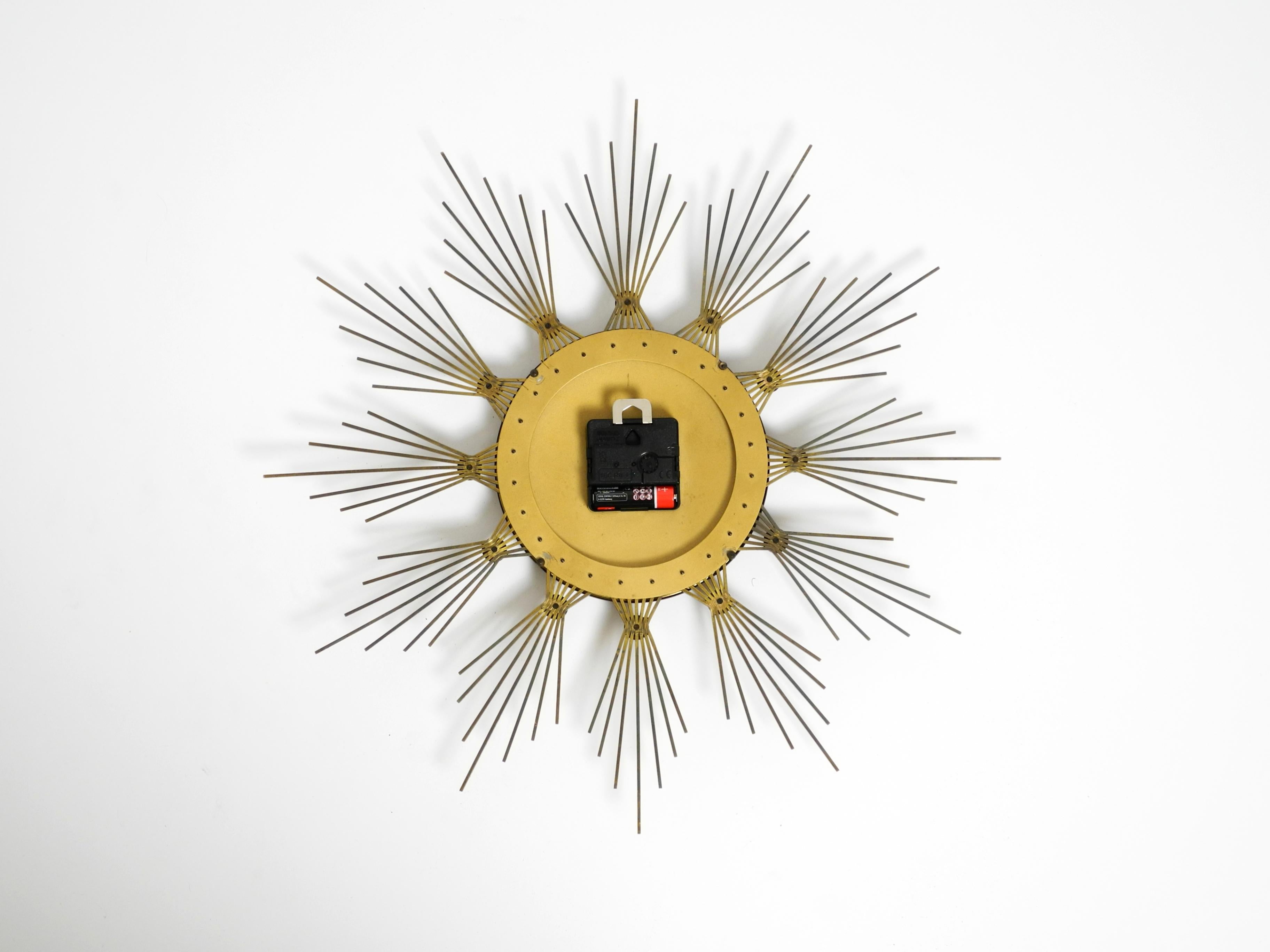Original 1950s Sunburst wall clock by Atlanta made of brass and battery operated For Sale 4