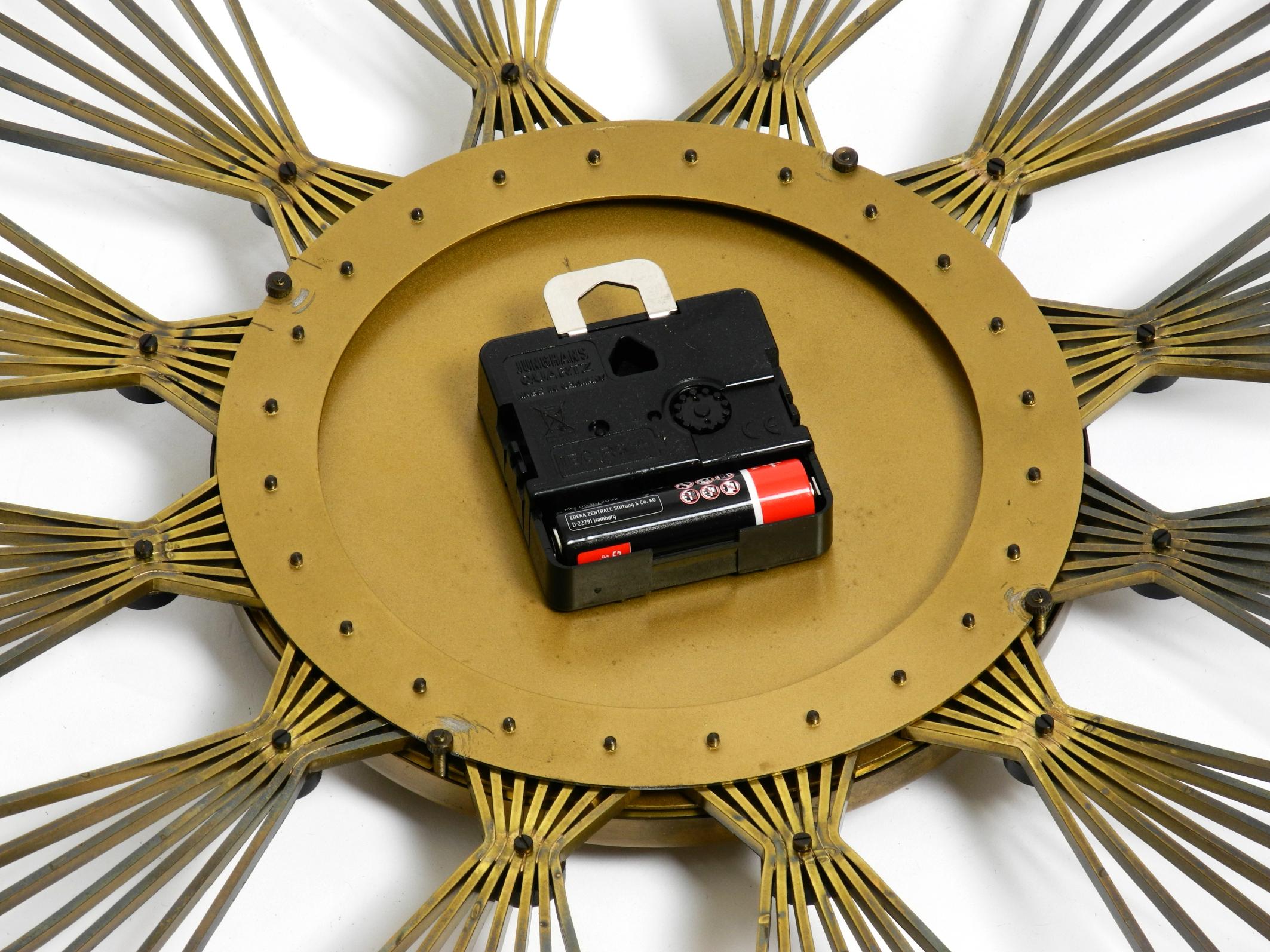 Original 1950s Sunburst wall clock by Atlanta made of brass and battery operated For Sale 5